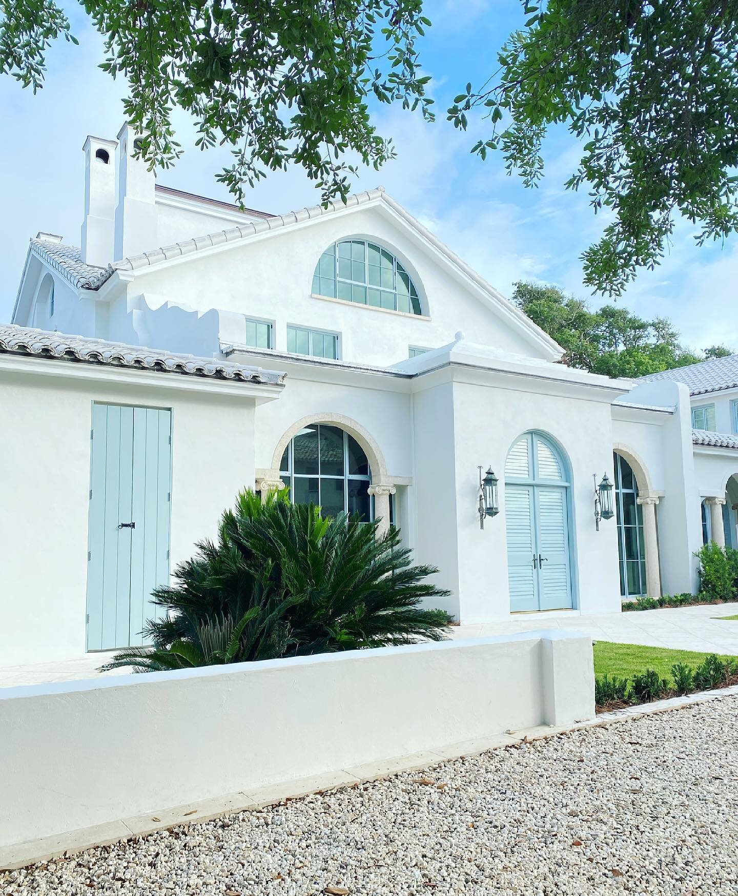 Perfect blue trim and a pebble driveway get me every time&hellip; #seaisland