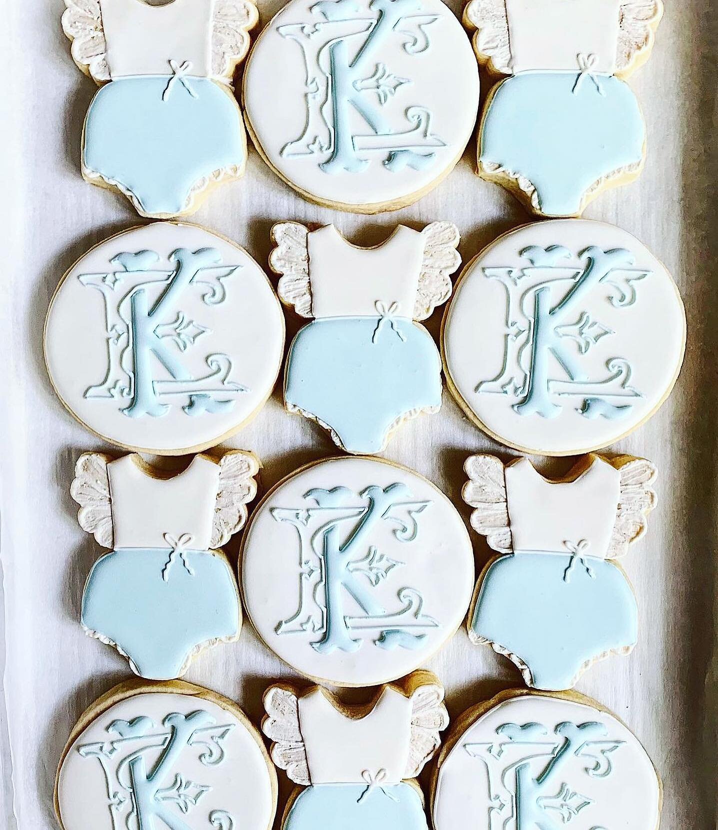 The most perfect, feminine baby blues to celebrate Eleanor&rsquo;s arrival from @thedesserttabletx: she took E&rsquo;s monogram design by @shopsurcie and turned it into true patisserie perfection (and she makes the meanest chocolate chip cookie north