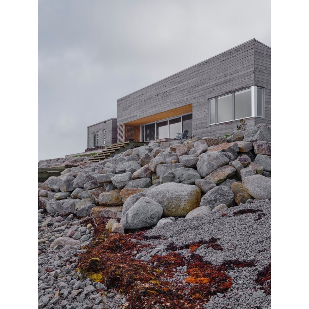 Coastal homes are all about endless ocean views and being surrounded by nature. We designed this project taking cues from the landscape. South shore Nova Scotia never disappoints. 

Photos @julianparkinson 

#architectural #eastcoast #archdaily #rhad