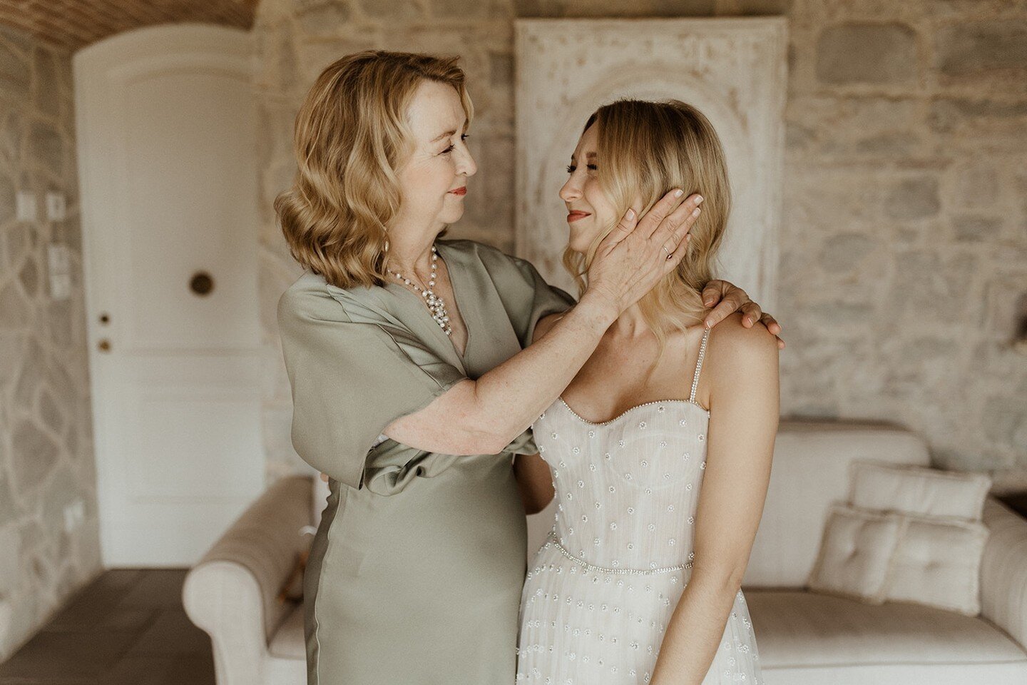 Happy Mother's Day to your day of dress stylist 😉 Sending extra love to those that need it today ❤️⁠
⁠
Our #realdresstheorybride Rhylae @smileyrhylae in @danaharel photographed by @samantha.ruscher.photo 💫