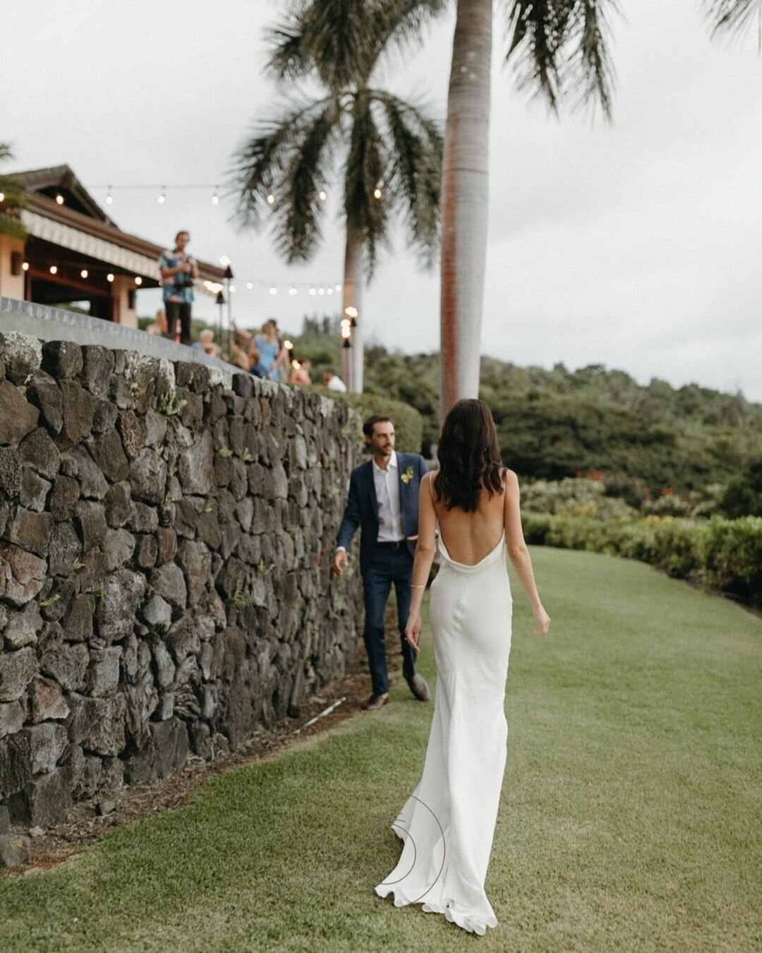 Our #RealBride Heather looks effortlessly beautiful in this @alexandragrecco gown. Perfect for her coastal wedding. ⁠🌊⁠
⁠
Photographer: @zephyrandtide⁠
.⁠
.⁠
.⁠
⁠
[ Wedding Dress, Timeless bride, Engaged, Bridal Gown, Boho Wedding, Wedding Dress Sty