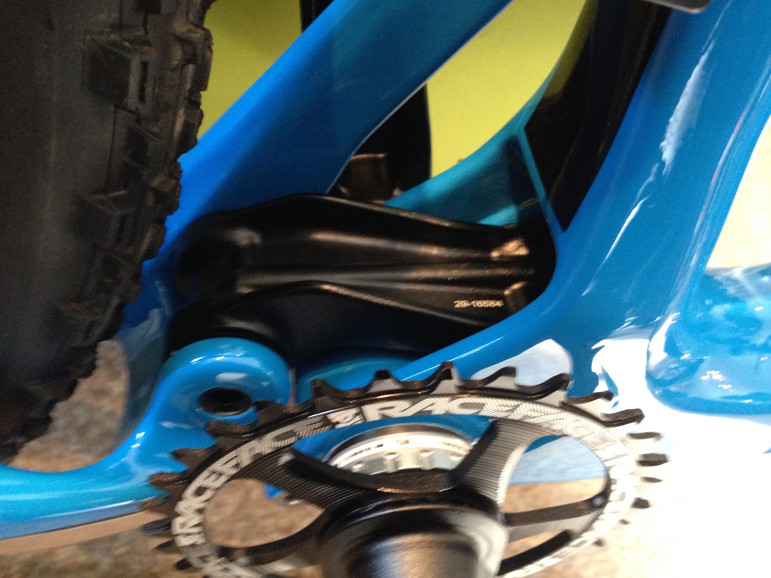 New lower link extends into the downtube for increased torsional stiffness.