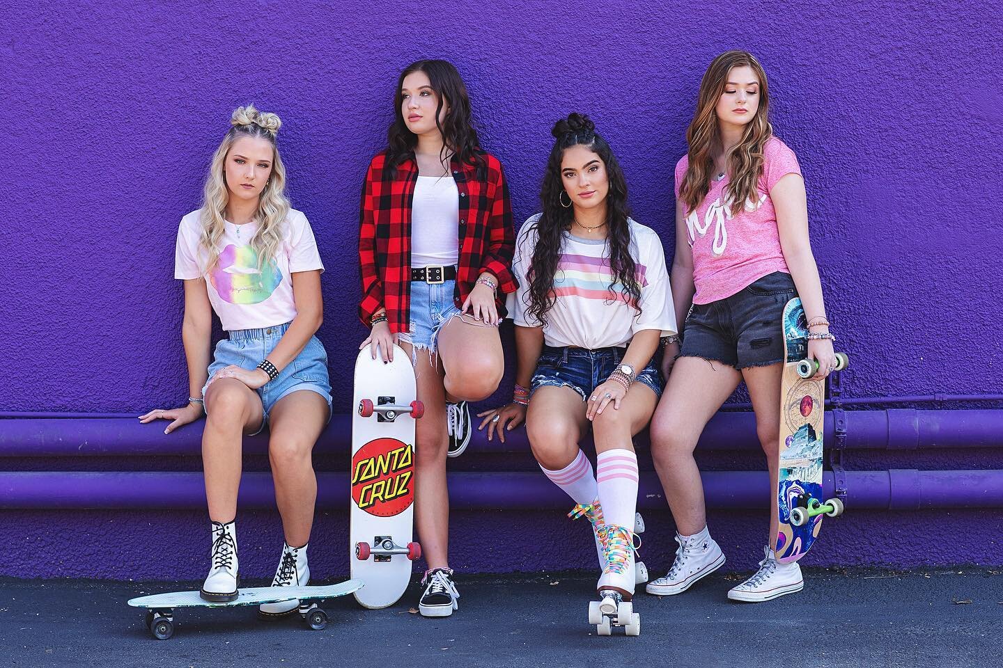 Now that you&rsquo;ve seen some of my senior reps from my last group shoot, here is the other 2/3&rsquo;s of them! 🤩🙌🏼⁣
⁣
Wheels on wheels on wheeeeeels! 🛹 We had such a blast with this retro skater girl inspired shoot. The girls got to skate aro