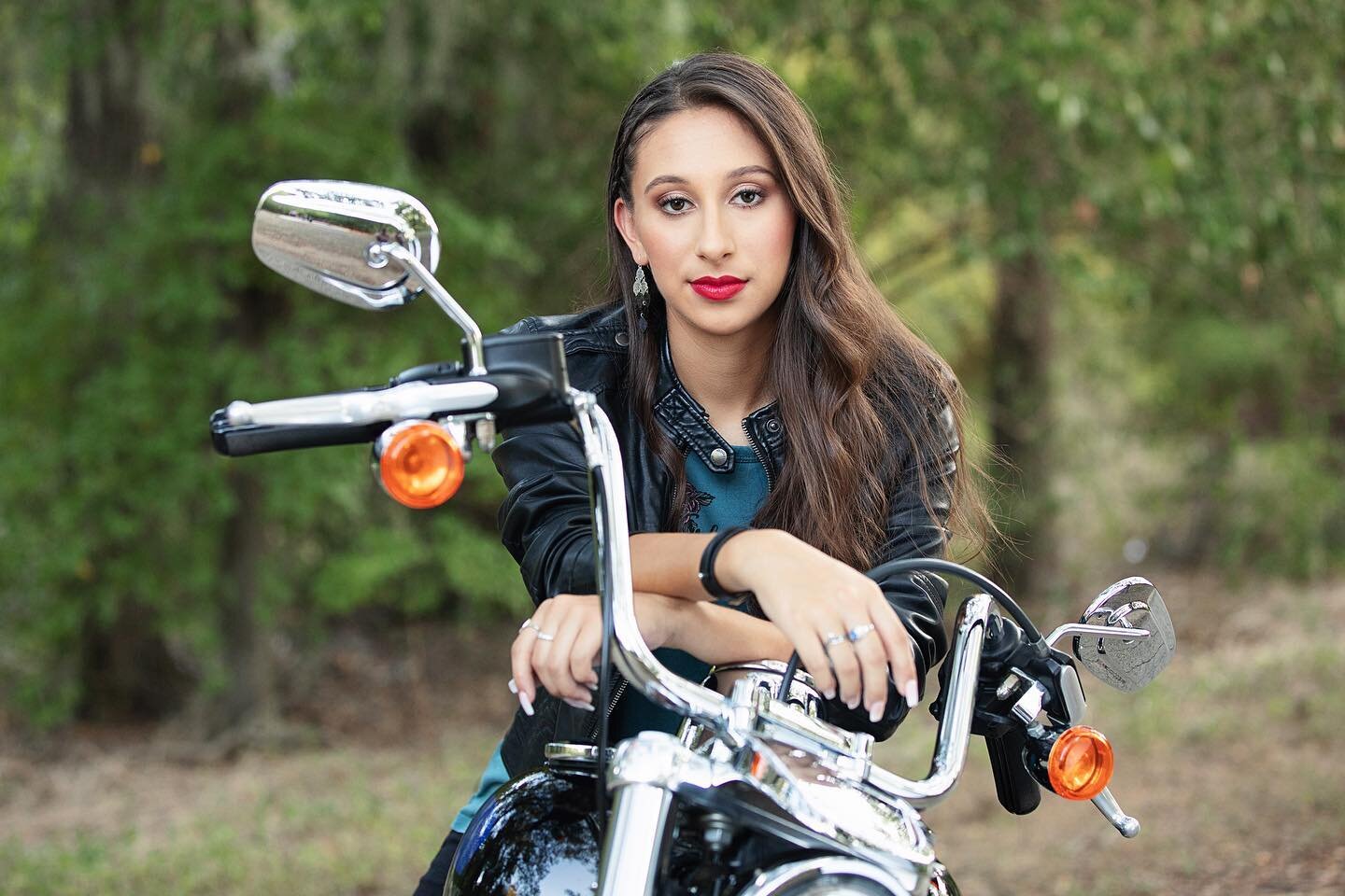 How&rsquo;s THIS for an accessory?! 💁🏻&zwj;♀️⁣
⁣
When Evelyn&rsquo;s mom told me they wanted to incorporate her Dad&rsquo;s Harley in her photos I was beyond excited! 👏🏼⁣
⁣
I LOVE when seniors bring things that are special to them, and I especial