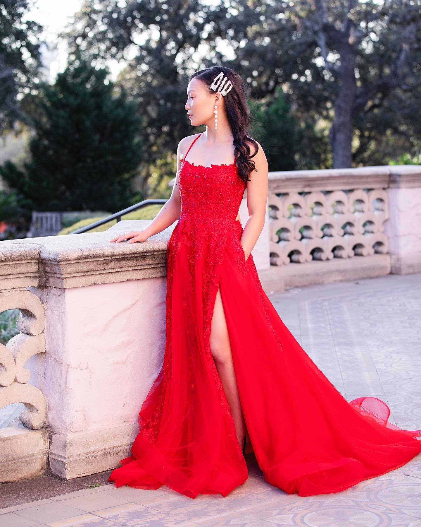 This stunning lady in red is Kayla! 💃🏻⁣
⁣
I&rsquo;m so sad prom season ended so early last year and we weren&rsquo;t able to see all the gorgeous gowns of the season. But, it makes me even more excited to see all the beautiful gowns to come next sp