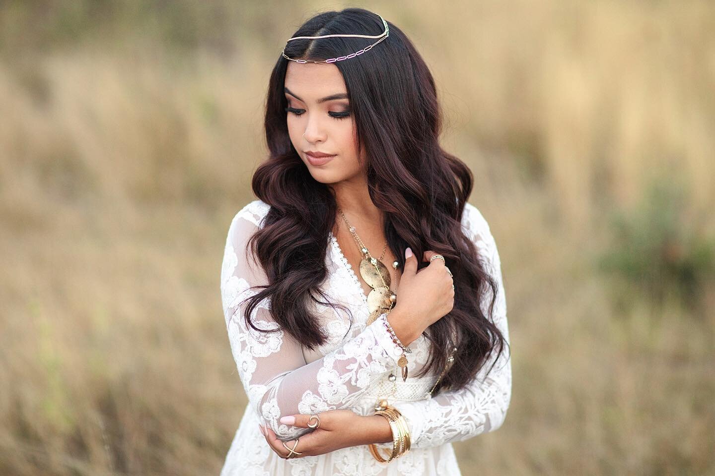 ACCESSORIES 👏🏼 ARE 👏🏼 EVERYTHING 👏🏼⁣
⁣
We took this beautiful white dress that could be styled in SO many different ways, and just by adding some pieces of jewelry, we transformed Sophia&rsquo;s look into a true boho princess! And she slayed it