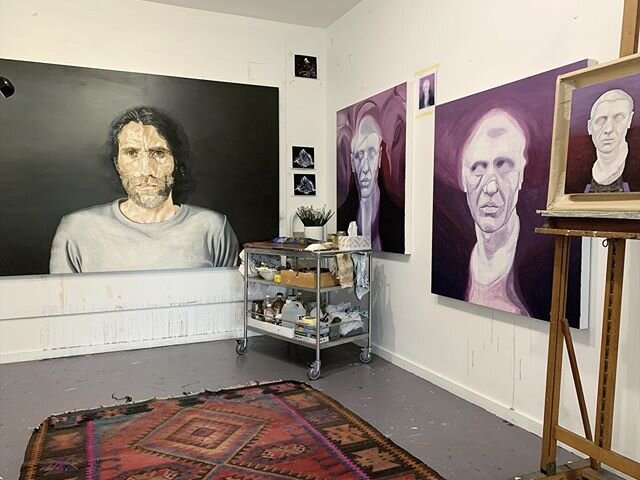 Ancient Greek busts and a freedom fighter 
#painting