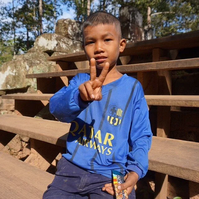 Spreading Peace and Snacks in #SiemReap | @kindsnacks @littlebeingbigworld @jonesandb | #charity #philanthropy #giving #travel #kindsnacks