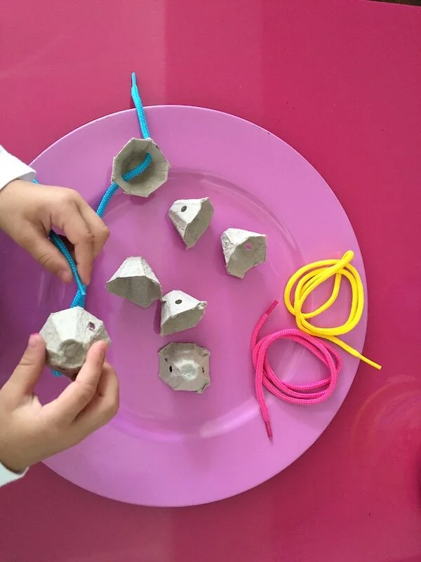 actividades de ensartado para niños de 1 a 2 años