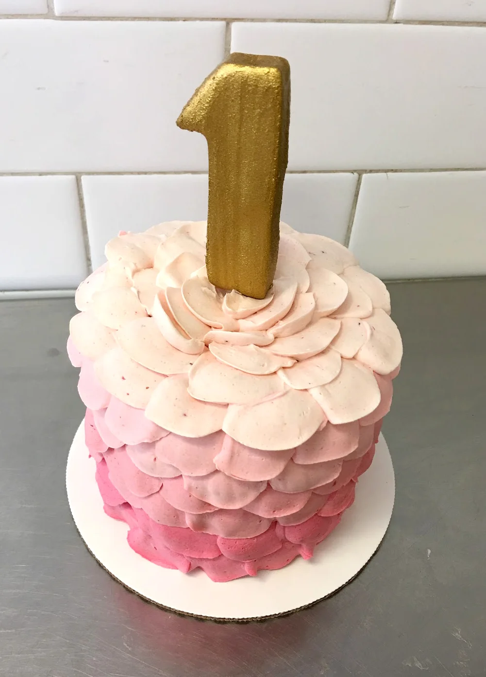 Flower petal buttercream standing gold 1.jpg