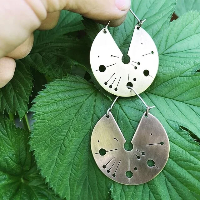 Hello Saturday!
A pair of brass crop circles for a birthday present. ..
#handmade #brass #jewellery #earrings#madebyhand #saturdaymorning