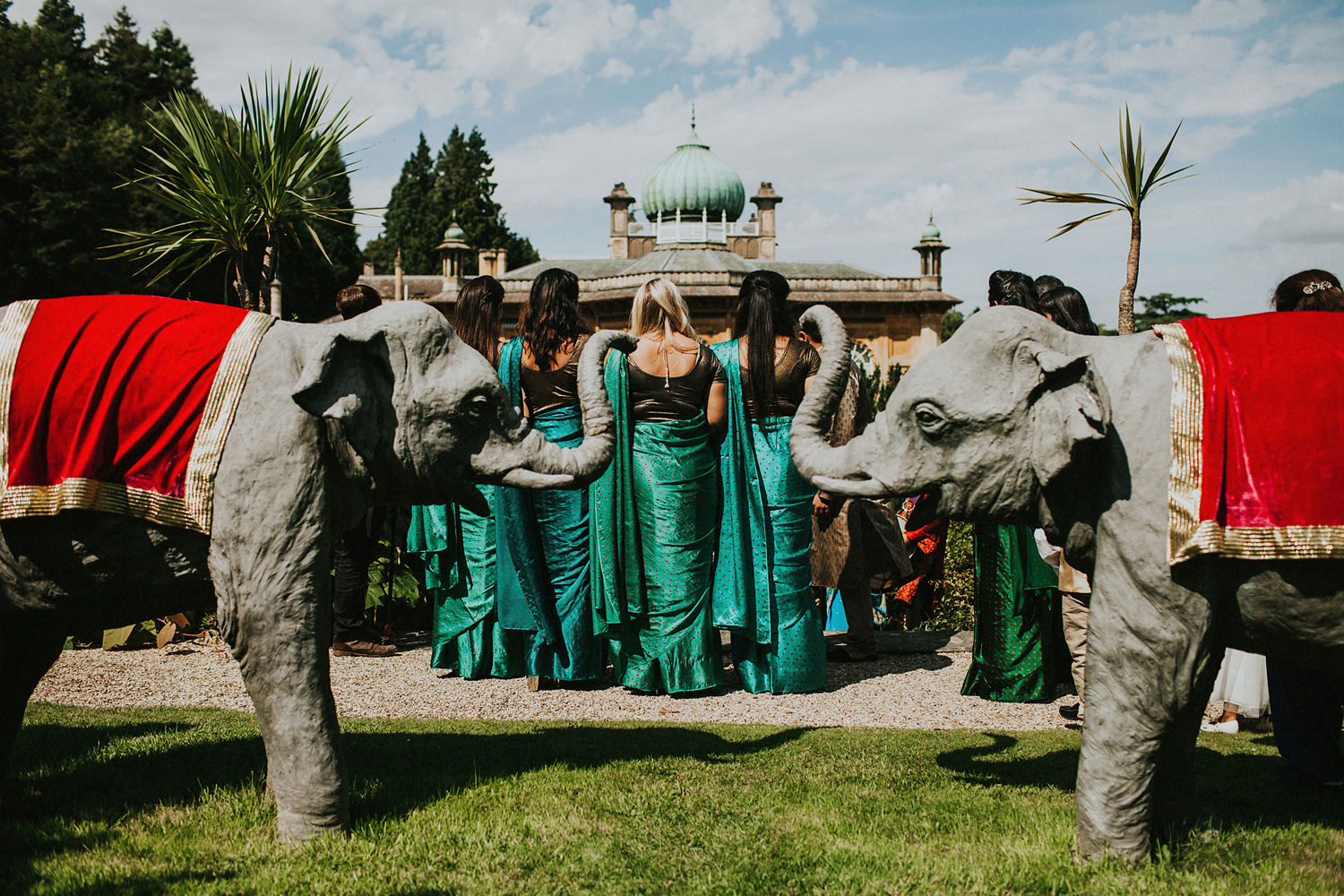 indian_ceremony_bridesmaids_waiting_rf30_igor_demba.jpg