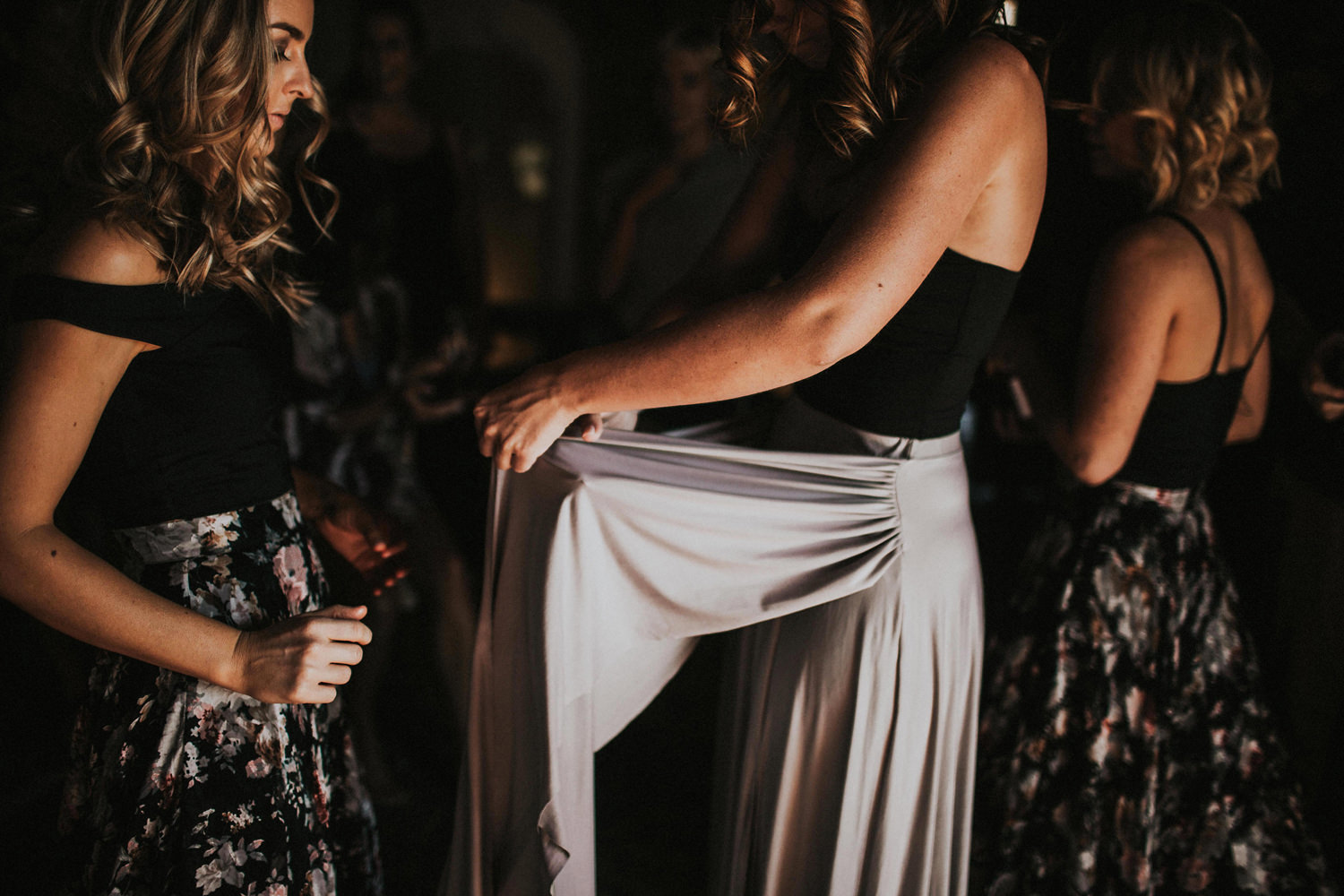  bridesmaids getting ready for a wedding in casa felix in olivella 