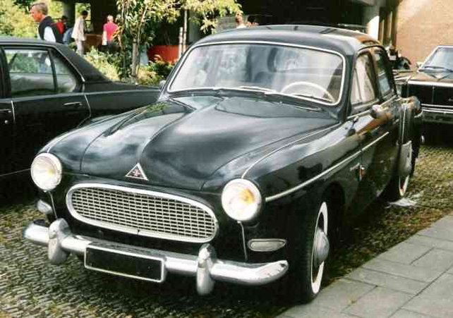 Denne Renault Frégate Transfluide tilhørte Renault-importør Ejnar Friis-Hansen (1895-1993) fra den blev leveret i dec. 1958 og til Brdr. Friis-Hansen drejede nøglen i 1981. På dette tidspunkt havde den kun kørt 15,000 km. Efter sigende blev bilen skænket til Friis-Hansen som gave fra Renault-fabrikken i Frankrig, som følge af det gode samarbejde med den danske general-repræsentant. Begge brødre - Svend & Ejnar Friis-Hansen havde gennem årene begge adskillige Frégater. Denne Transfluide blev den sidste i rækken. Bilen eksisterer fortsat og blev i foråret 2016 erhvervet af klubmedlem Henrik Stenholt. Bilen gennemgår nu en nænsom mekanisk restaurering, hvor kun nødvendige sliddele bliver fornyet. Bilen skal efter istandsættelsen fremstå med sin naturlige patina. 