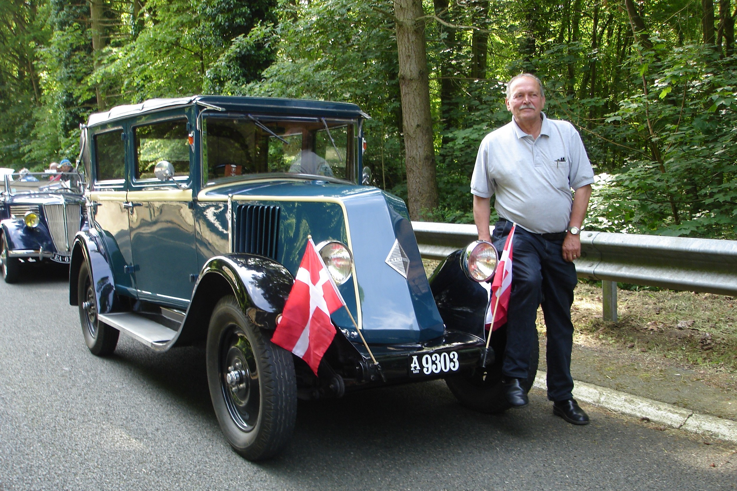 Det skader ikke at være gammel så længe man kan holde til det. Det er tilfældet med denne Renault Monaquatre fra 1928, som i maj 2016 var med til Renault jubilæumstræf i Frankrig. Den er blandt klubbens ældste biler og absolut værd at give din opmærksomhed når lejligheden byder sig. Det er ejeren, Leif Hansen, der sidder på forskærmen ved Renault-fabrikkernes testcenter i Lardy syd for Paris i foråret 2016.