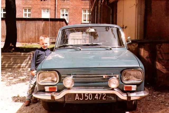 Denne R10 (type 2) tilhørte urmager Steen Stenholt, og blev anskaffet hos aut. Renault-forhandler Adam Bjørn i Kjellerup d. 24. dec. 1967.