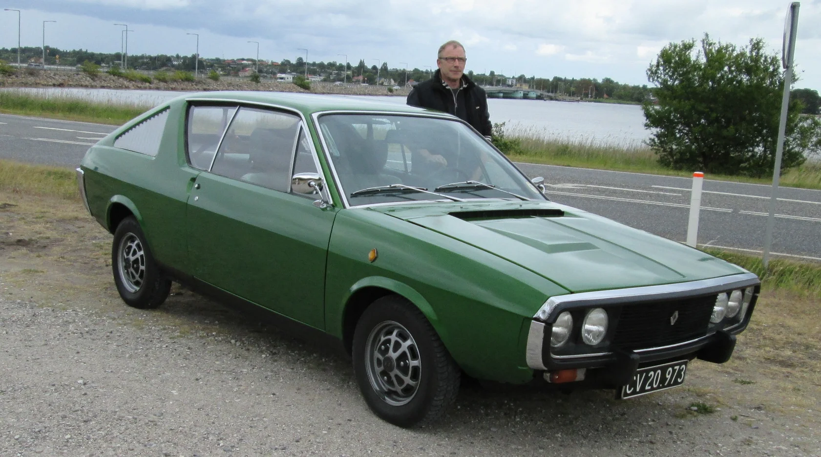 Denne dejlige R17TL årg. 1972 tilhører Steen Poulsen, der stod i lære hos aut. Renault-forhandler Gert Nielsen i Frederikssund – netop da R15/17 kom frem i de farverige 1970´ere!