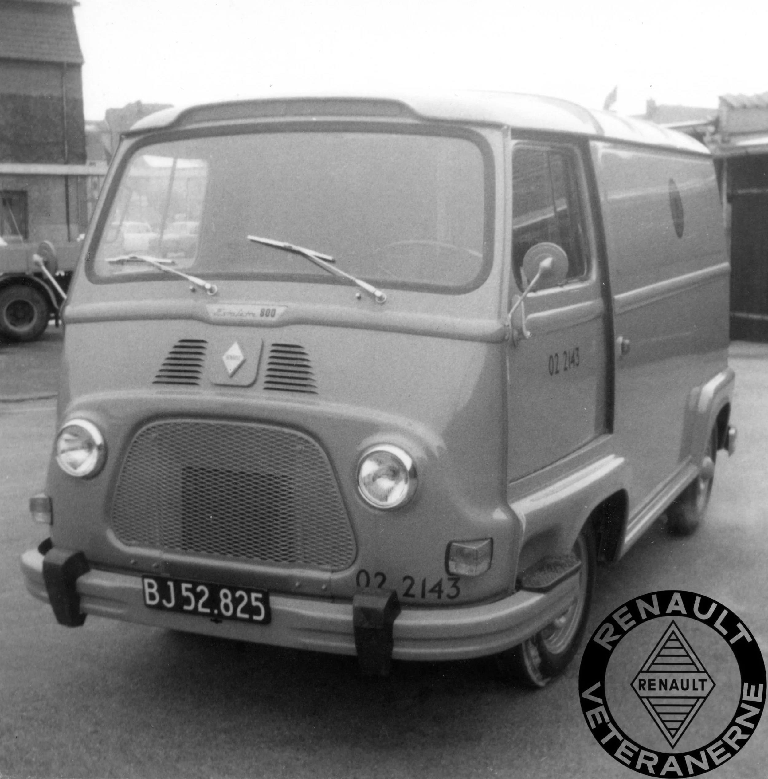 Renault-importøren Brdr. Friis-Hansen havde stor succes med flådesalg til P&T. Det blev selvfølgelig også forsøgt med ”franskbrødet” Stafette. Her var det dog svært at slå Bedford m.fl. Så det blev kun nogle få Stafetter der kom ”i gult”. Her en såkaldt kort/lav model med skydedøre.