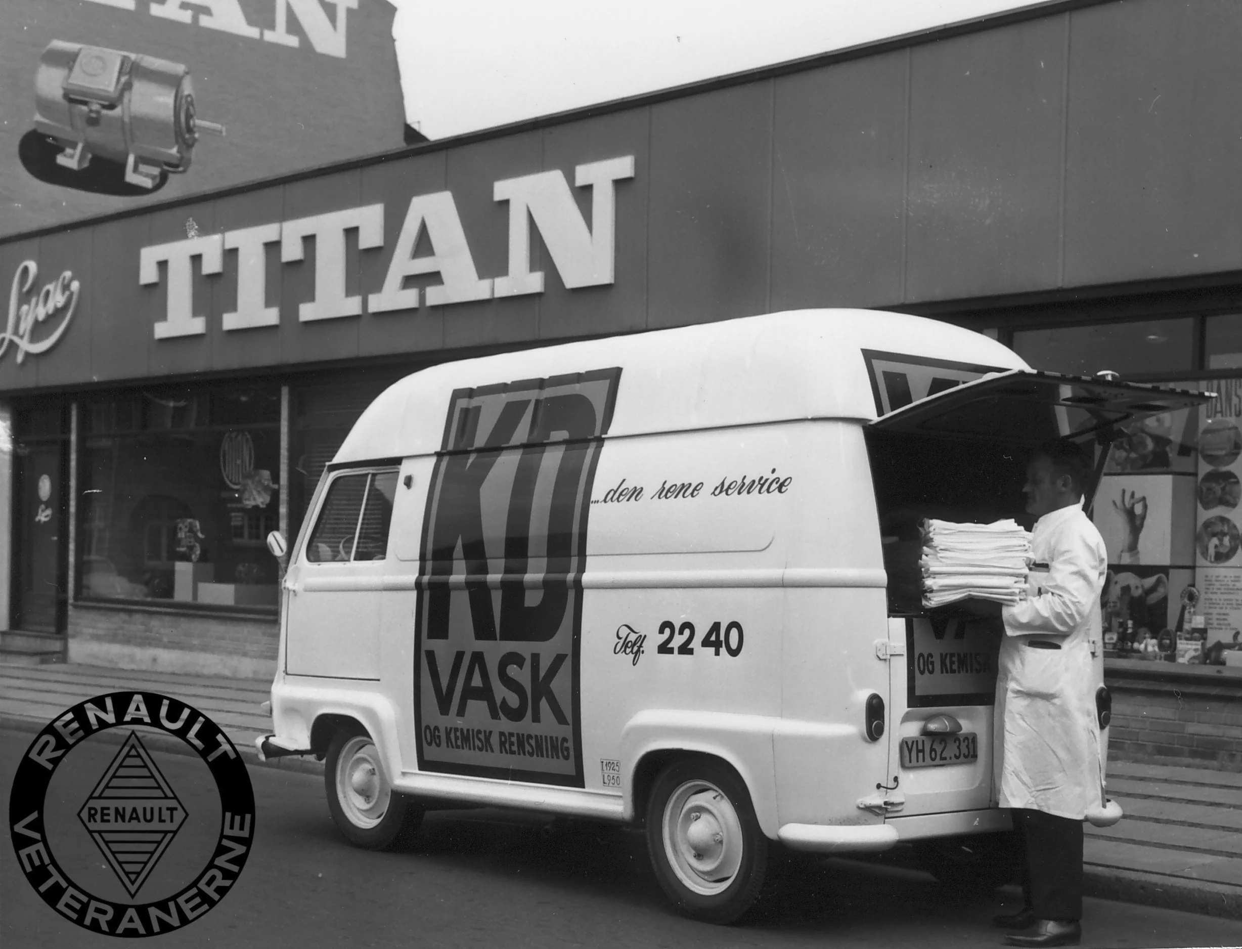 Her et herligt billede fra Kolding 1960-erne - hvor der ses en såkaldt SUPER Stafette – den forhøjede og ekstra lange i fuld aktion for Kolding Dampvask, som havde en ganske stor flåde af Renault erhvervskøretøjer. Bilerne blev altid leveret af den lokale Renault-forhandler Hans Knudsen på Tøndervej.