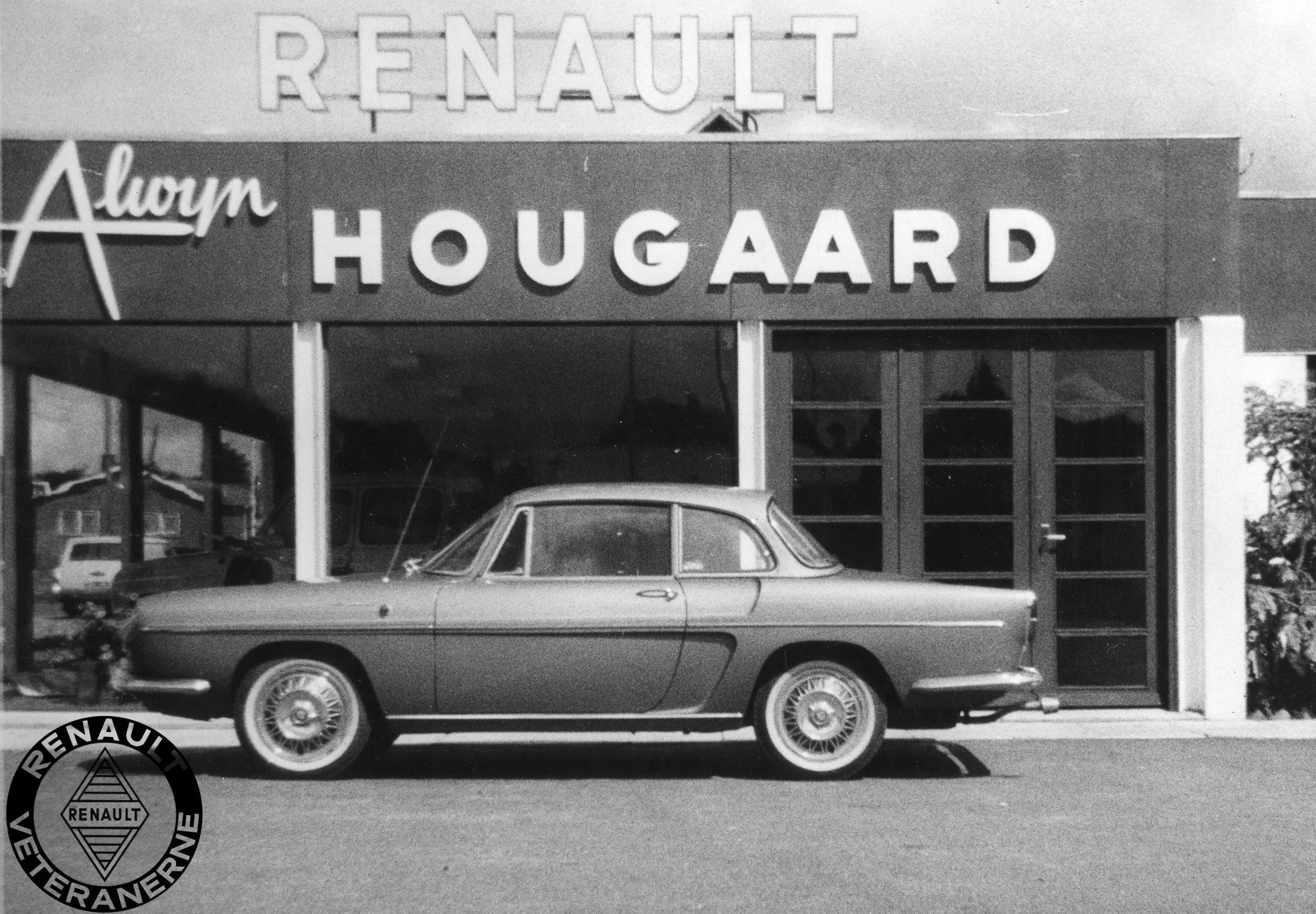 Efter overgangsmodellen Floride S med den nye ”Sierra motor” fra R8 var præsenteret i 1962 ændrede Renault året efter bilens modelnavn til Caravelle på det europæiske marked. Navnet havde dog allerede været benyttet fra introduktionen i 1959 på det amerikanske marked. Den største synlige ændring var et nyt tagdesign med en mere stejl bagrude.