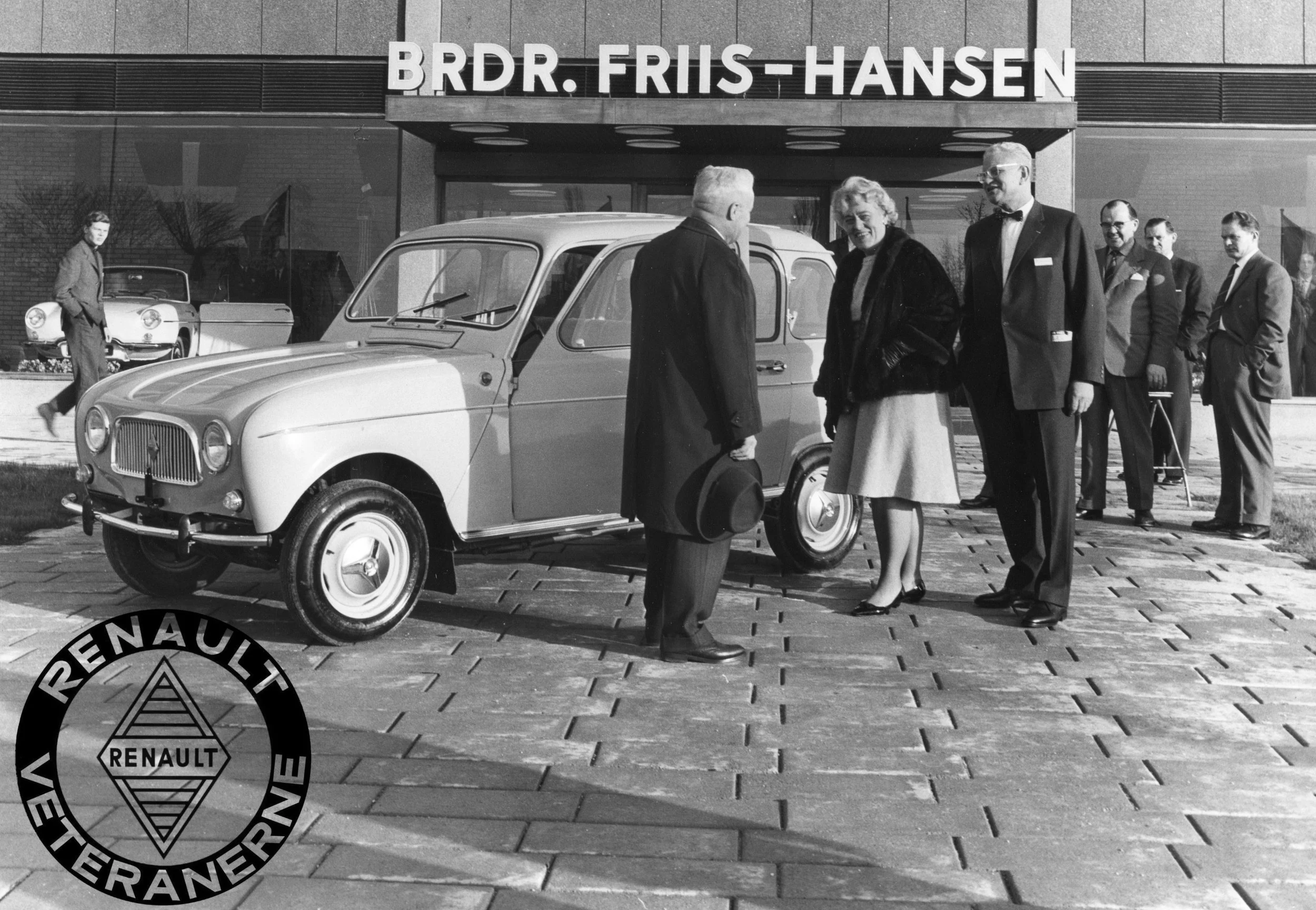 Brdr. Friis Hansens nye hovedsæde ved indvielsen i december 1961. Her med en af de allertidligste Renault 4 i Danmark. Til venstre ses firmaets mangeårige sagfører Cai Starck-Sørensen sammen med Aase og Ejnar Friis-Hansen.