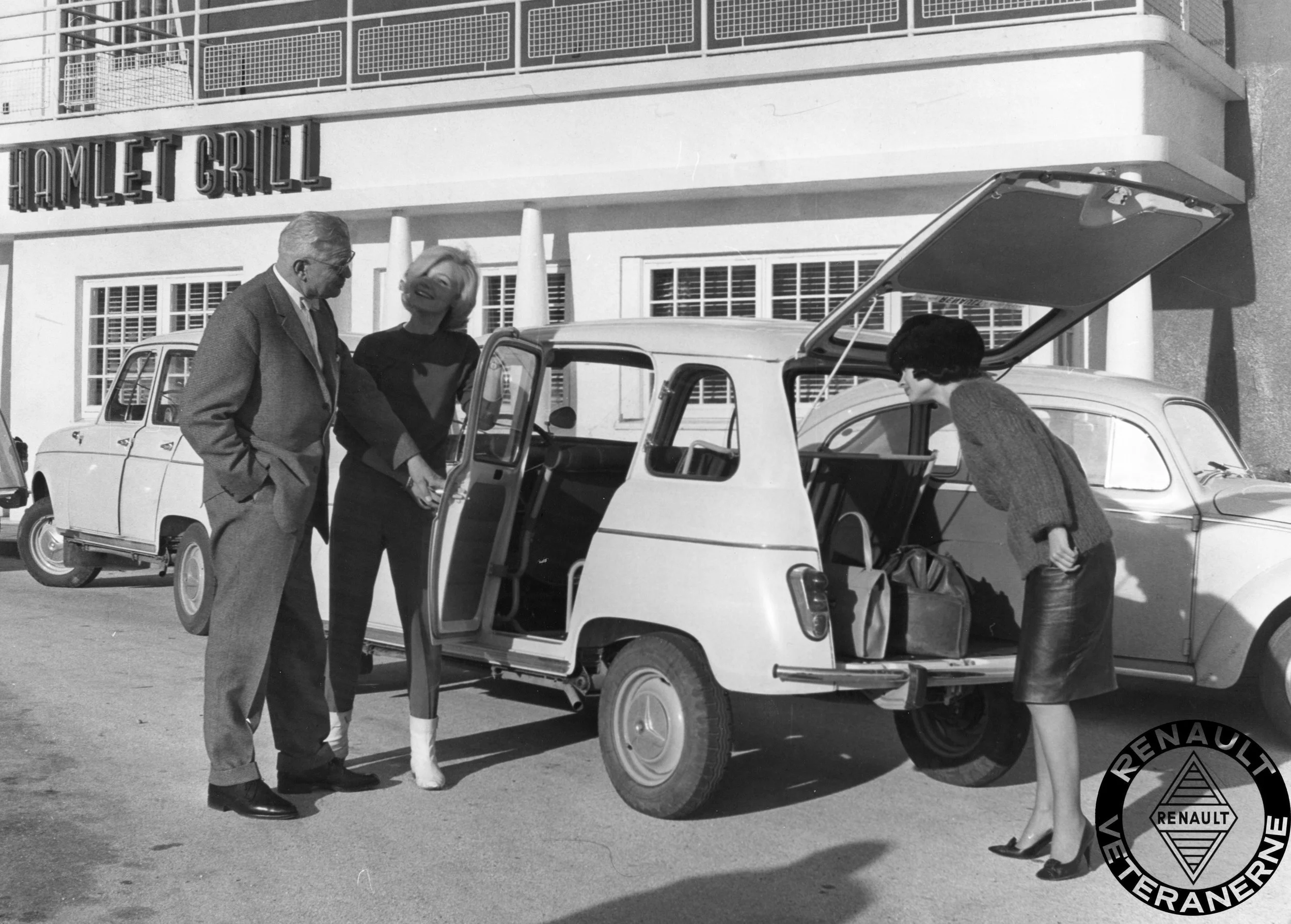 Den helt nye Renault 4 ses her i foråret 1961 efter i sømmene af direktør Ejnar Friis-Hansen med damer.