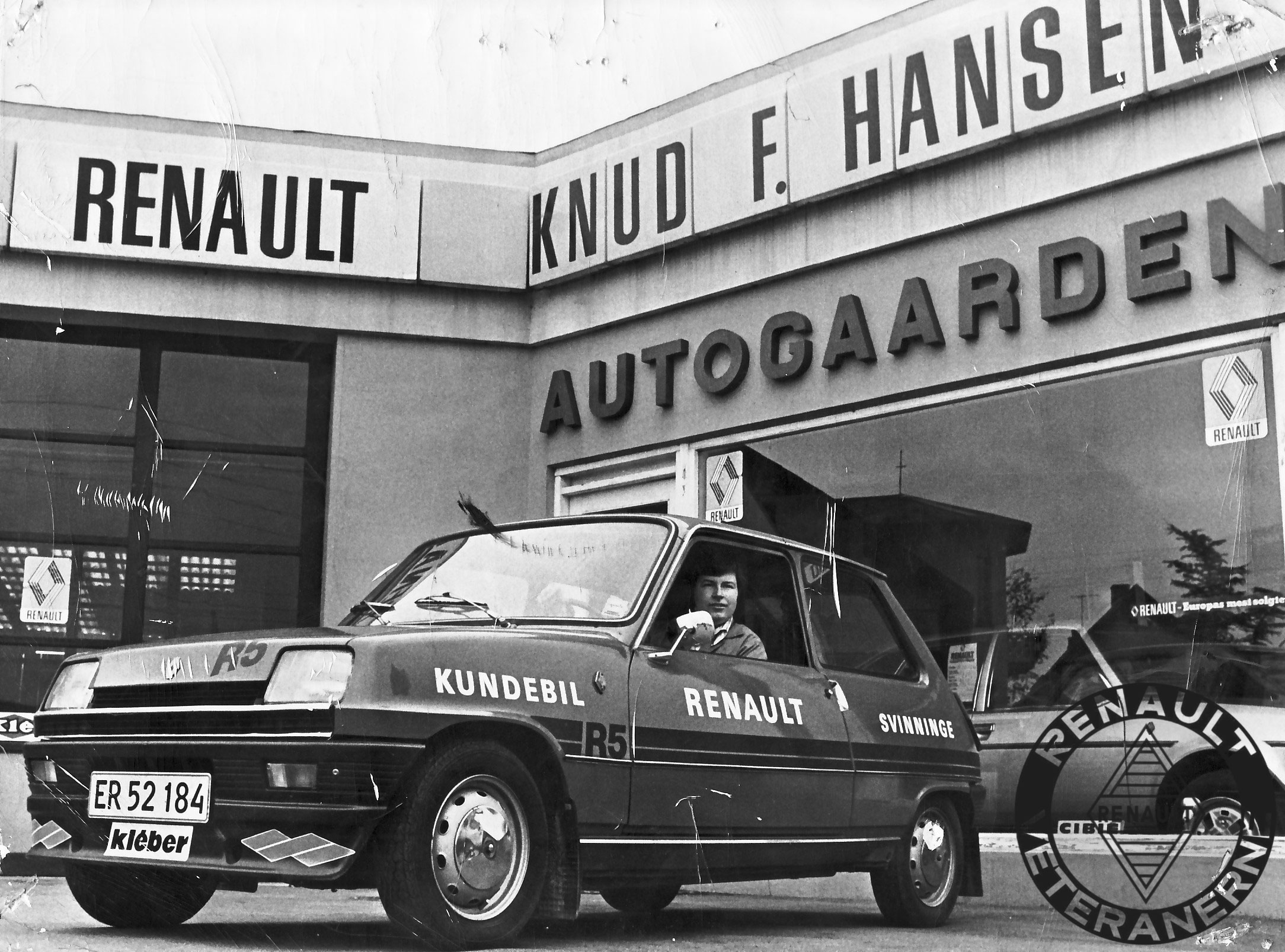 Den lille ”Stålmus” R5 var et populært valg – ikke blot hos Renault-kunder – også til race. Her er det aut. Renault-forhandler Ole W. Hansen fra Autogården i Svinninge, der lige er blevet foreviget i en udlånsbil.