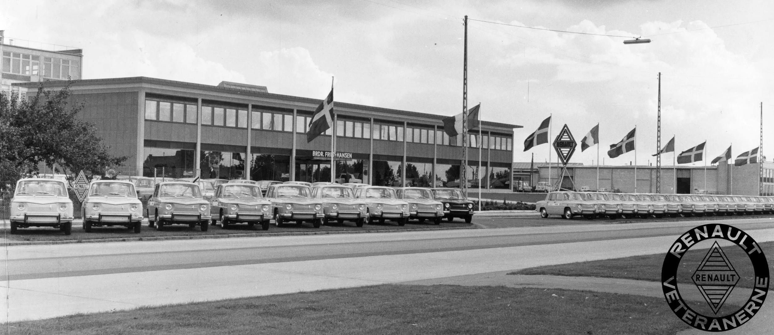Foto fra introduktion af den nye R8 i efteråret 1962. Bilerne var linet op foran Brdr. Friis-Hansen på Sdr. Ringvej 39 i Glostrup. På siden af bilerne var sat mærkater med forhandler-byer.