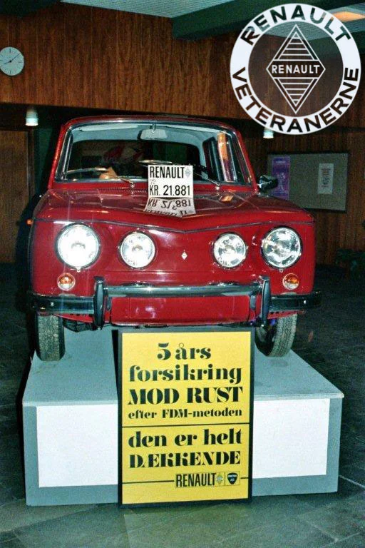 For at øge salget besluttede den danske Renault-importør Brdr. Friis-Hansen at indføre fem års rustgaranti. Men trods behandling med Dinitrol endte det med at blive blive en god forretning for kunderne og forhandlerne. Her ses en fin ny R8 S under lokal udstilling fra Renault / Frisia i Holstebro omkring 1969.
