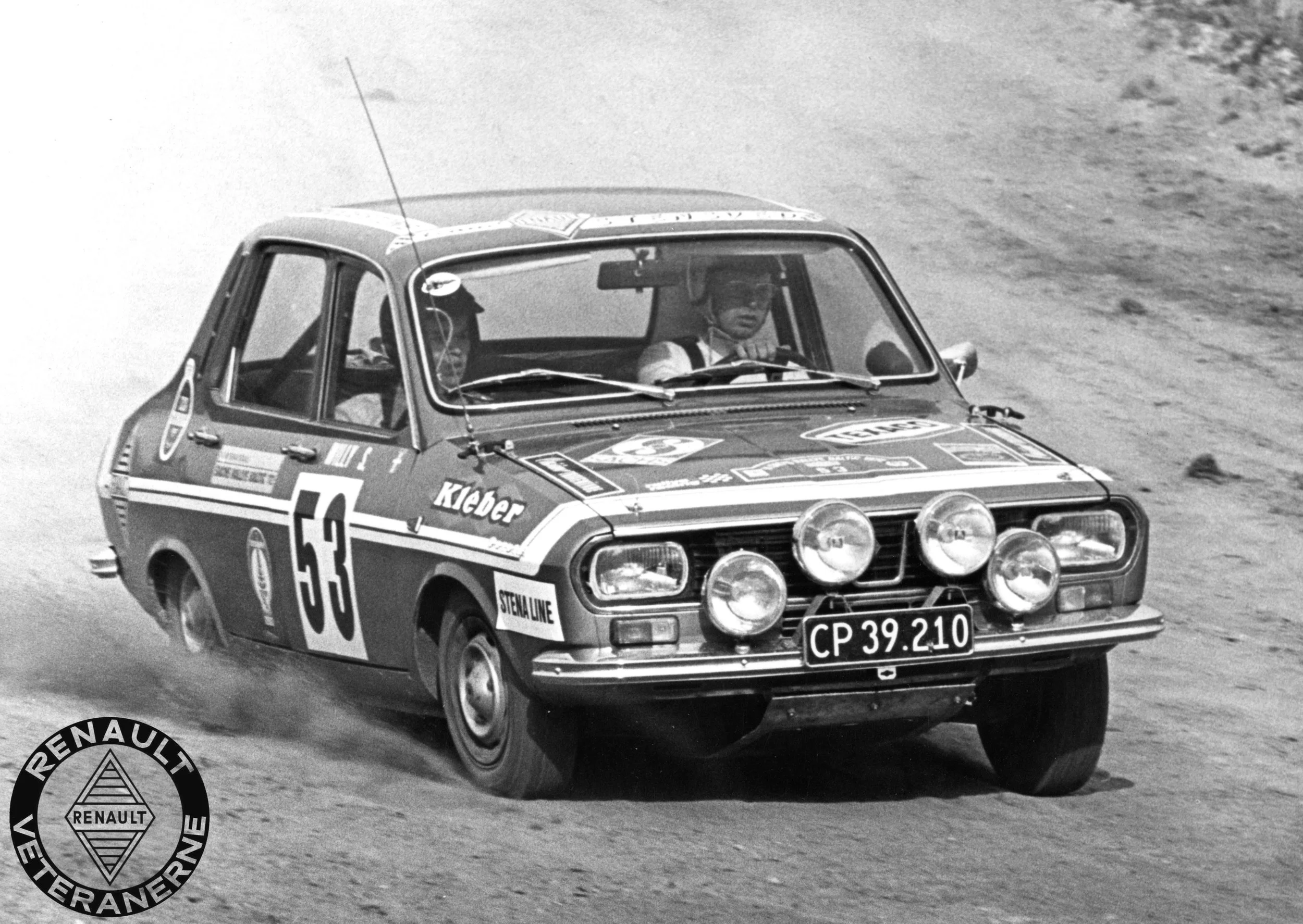 Danmarks eneste R12 Gordini blev kørt fra Team Stensved. Her ses en dybt koncentrerer Johannes ved roret, mens Willy Sørensen holder på hat og briller som co-driver. Foto: Renault Veteranerne