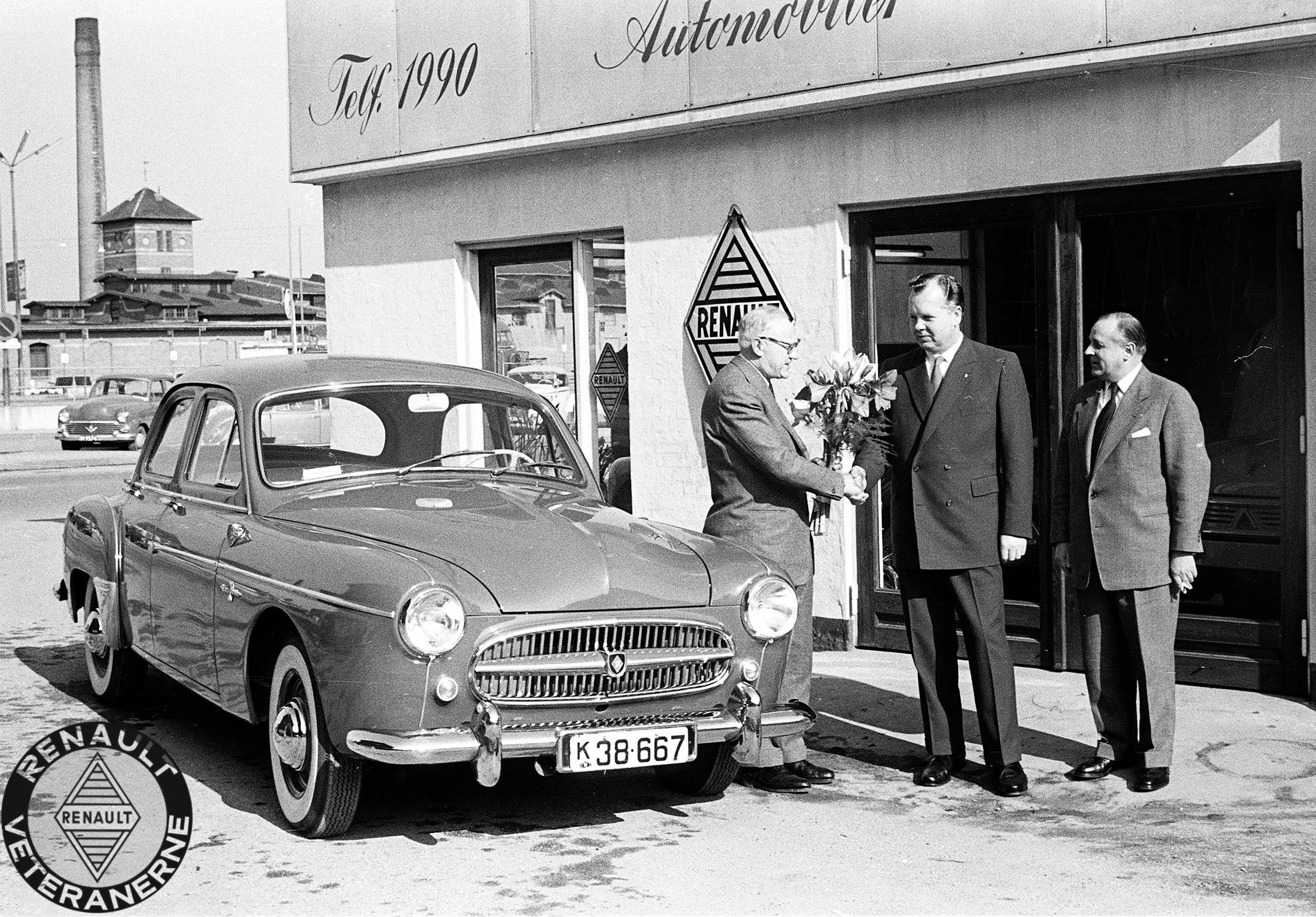 Da Svend Aage Madsen (i midten) i 1958 havde indviet sin nye forretning i Odense, blev dette naturligvis behørigt fejret. Her kom salgsdirektør Peder Lisberg (tv) og rejseinspektør Halvor Kent (th), som repræsentanter fra Brdr. Friis-Hansen, kørende til åbningen i topmodellen Renault Frégate Transfluide.