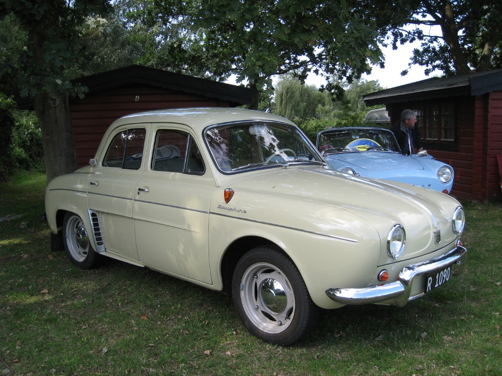 Dette er sandsynligvis Danmarks ældste eksisterende Dauphine. Denne tidlige 1956-model blev fra ny købt af den dengang kendte dyrlæge Iver Poulsen MF(1906-1972) hos Aut. Renault-forhandler A. Bjørn i Kjellerup. Poulsen var særdeles aktiv i modstandsbevægelsen under krigen. Endvidere tidlig stærkt politisk engageret. Efter at have været valgt ind i byrådet i Kjellerup i de tidligste efterkrigsår, blev han i 1953 medstifter og mangeårig formand (1956-68) for partiet "De Uafhængige", og sad i folketinget fra 1960-66. Iver Poulsens gamle Dauphine fremstår stadig ganske original, som da den fragtede den kendte politiker rundt i midtjylland.