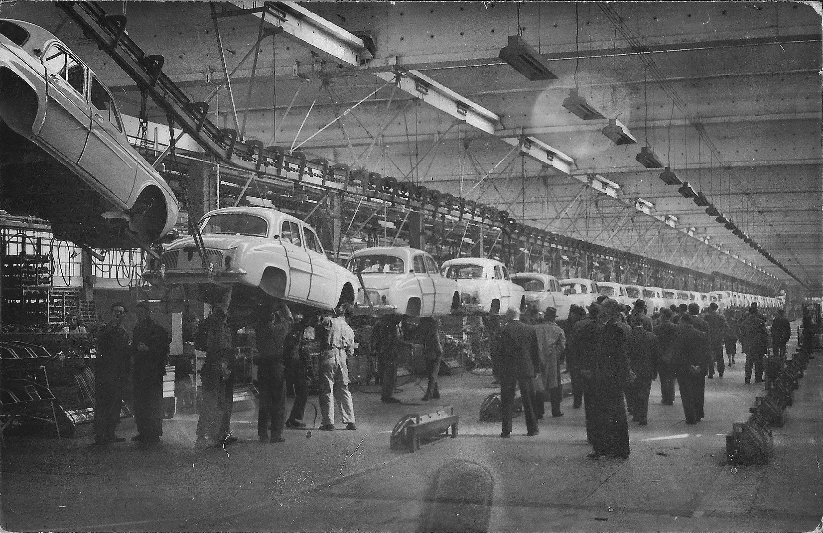 Dauphine blev fremstillet på Renaults fabrik i Flins. Den ligger ca. 40 km nordvest for Paris og er fabrikkens ældste og største fabrik indenfor landets grænser. Fabrikken blev etableret i 1952 og har siden starten produceret ca. 20 mio. biler. Ud over forskellige udgaver af Clio producerer fabrikken i dag blandt andet elbilen Zoe og batterier til denne, og komponenter til Renault og Nissan-modeller.