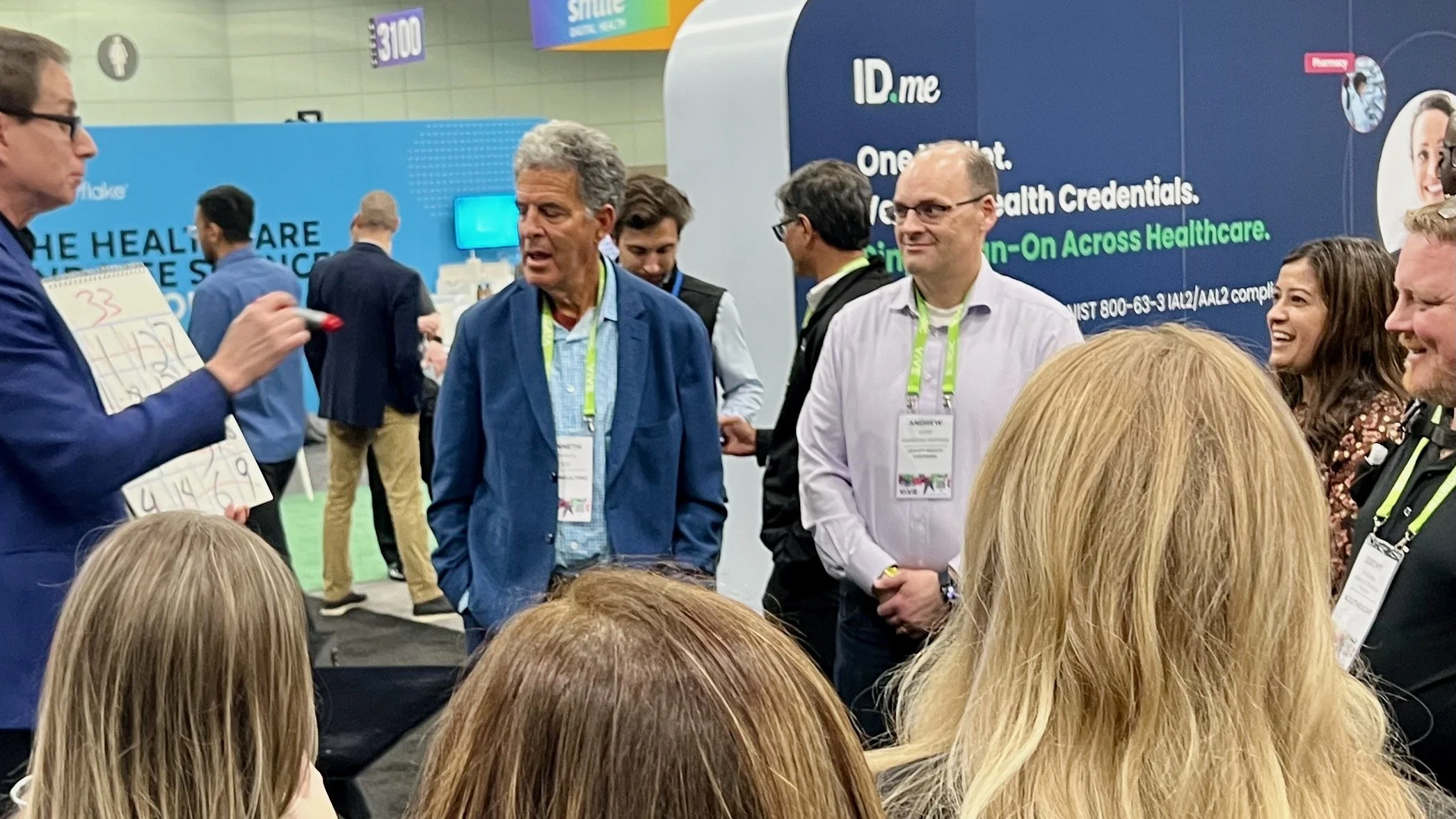 Transform Your Event: How Mingling Entertainment Enhances the Atmosphere and Brings People Together