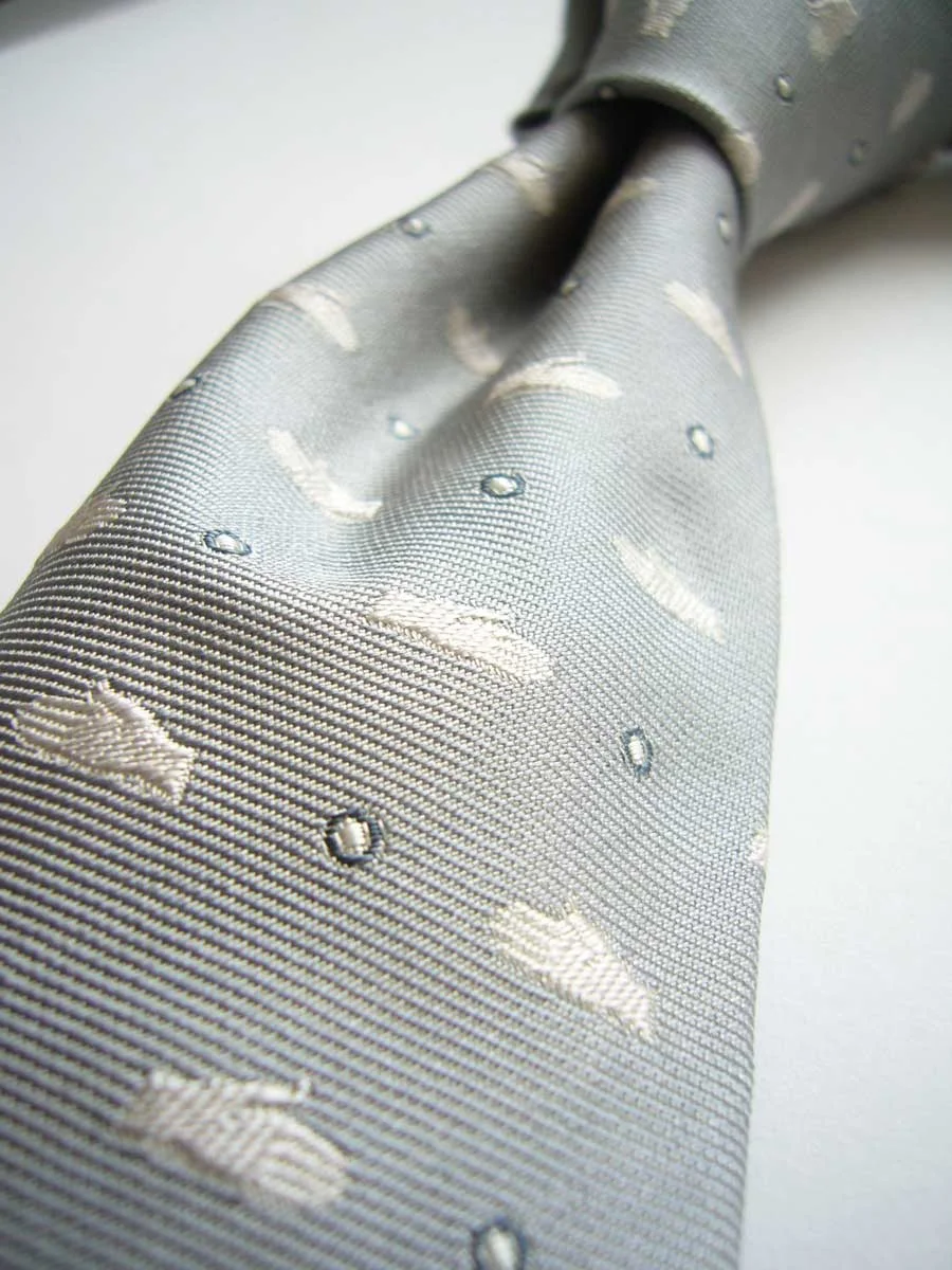 Wedding-hand-cloud-close-knot.jpg