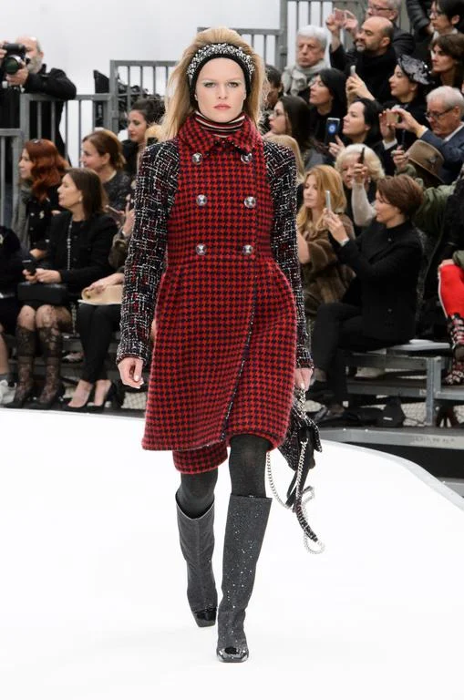 defile-chanel-automne-hiver-2017-2018-paris-look-56.jpg