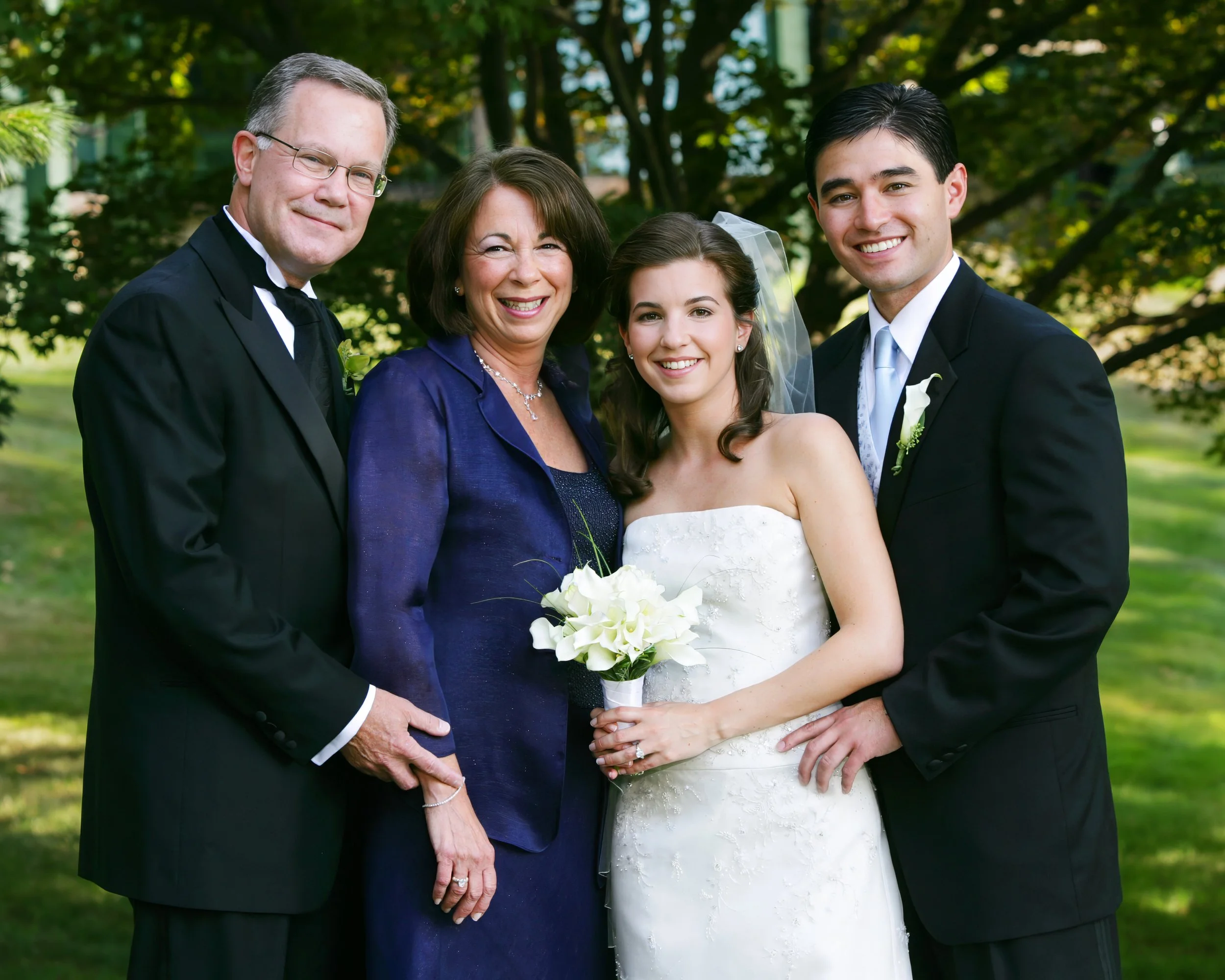 tappan-hill-wedding-photographer-bride-family-portrait.jpg