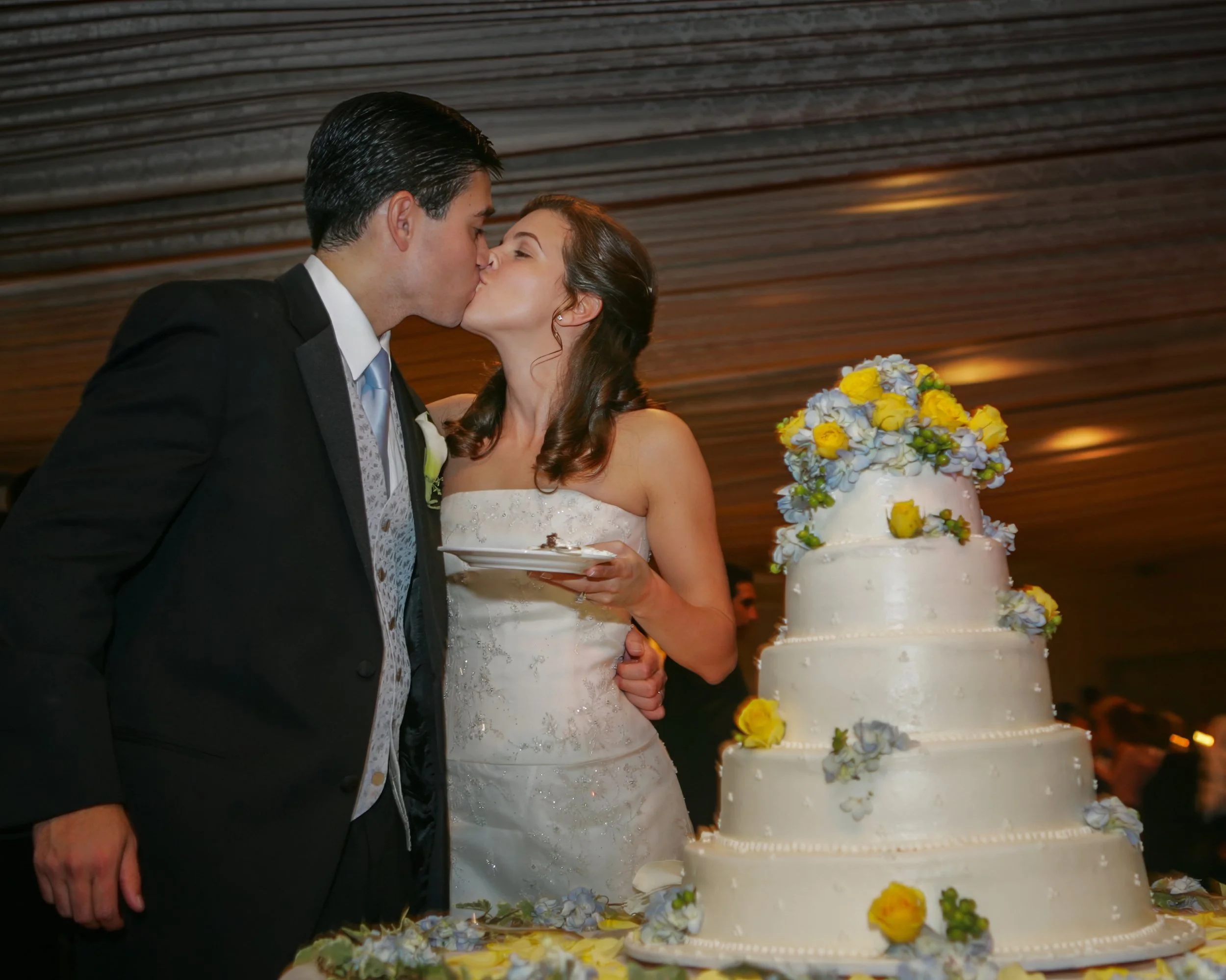 tappan-hill-wedding-photographer-sweet-cake-kiss.jpg