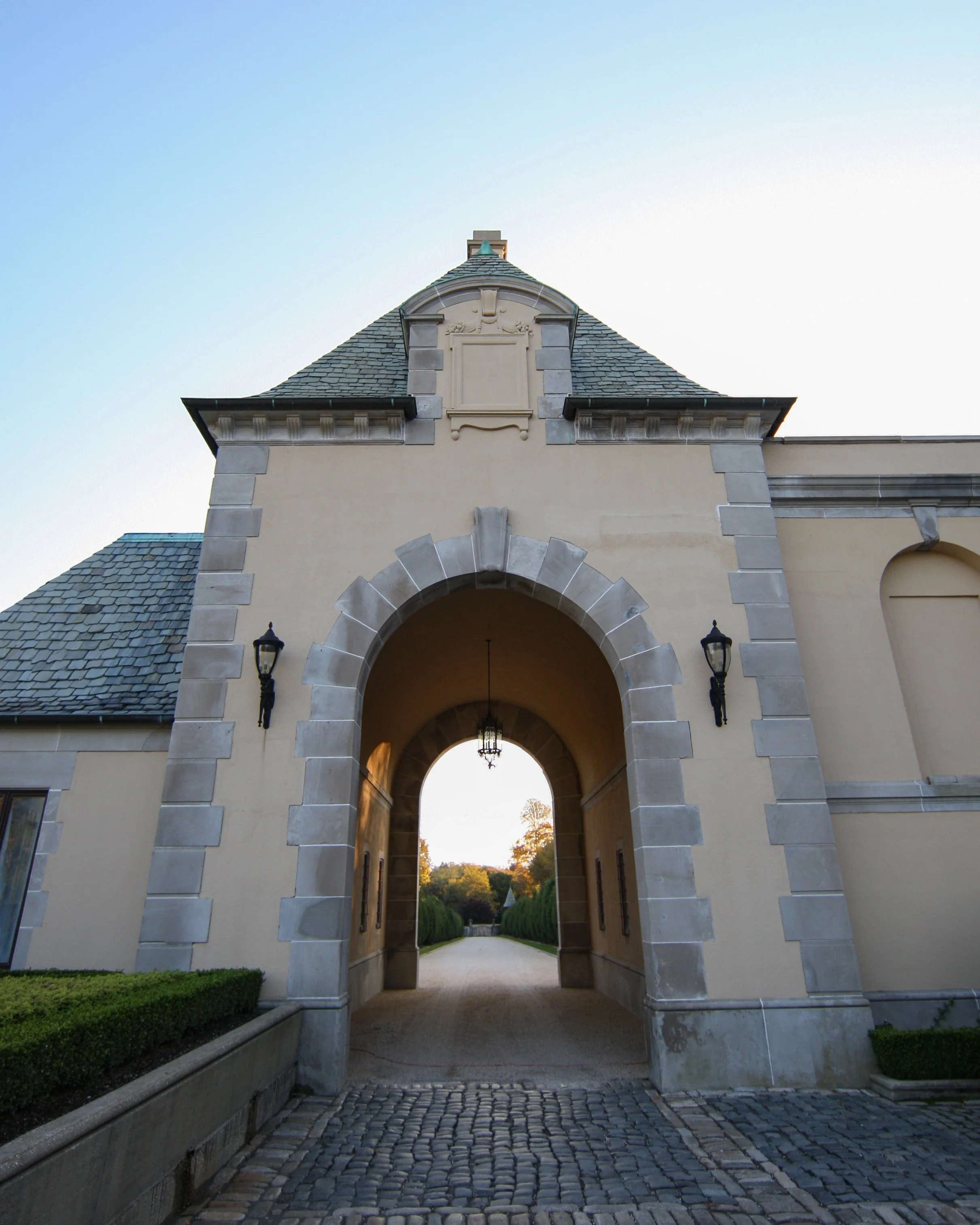 oheka-castle-wedding-photographer-entrance.jpg