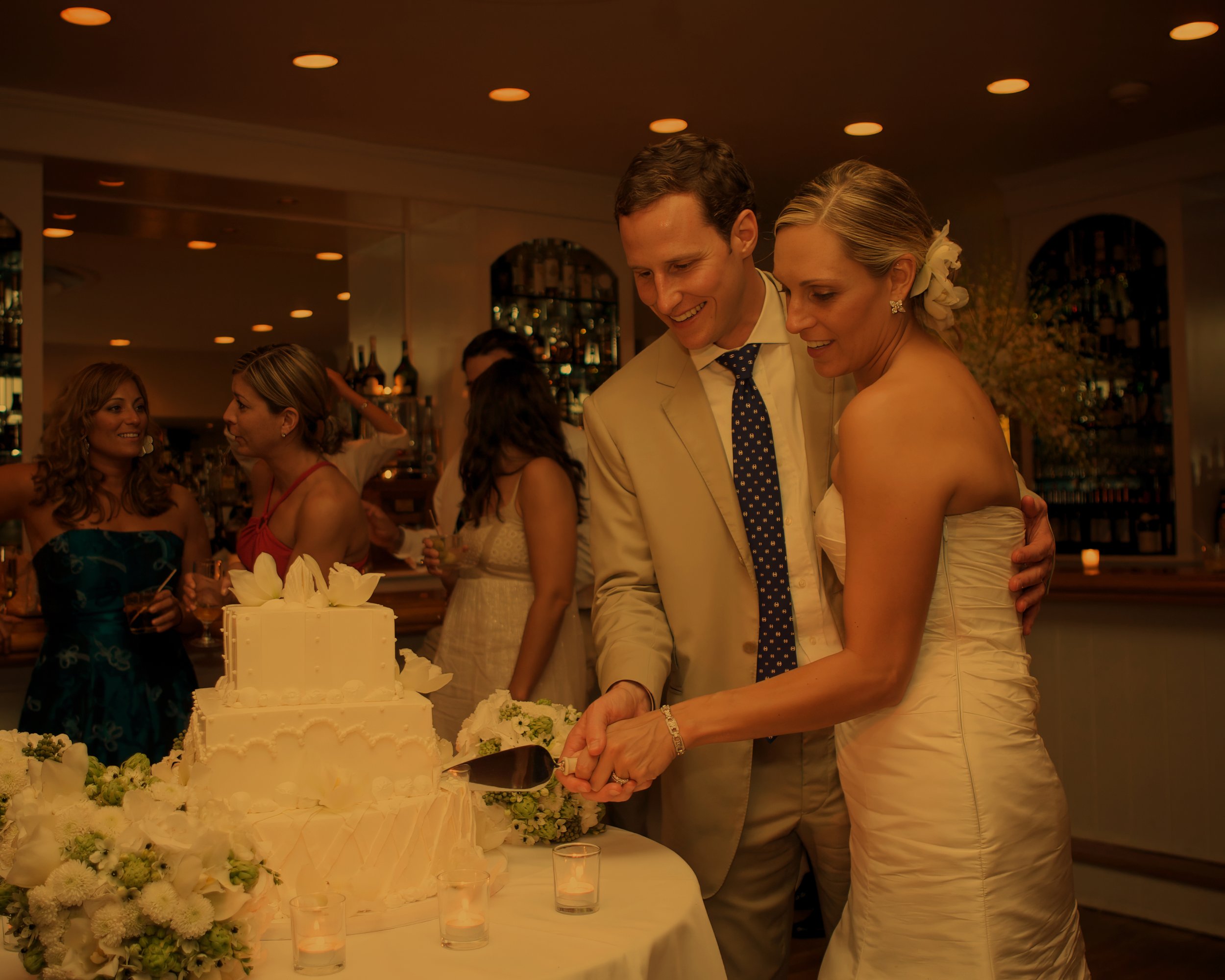 hamptons-wedding-photographer-bridgehampton-tennis-and-surf-club-cake-cutting.jpg