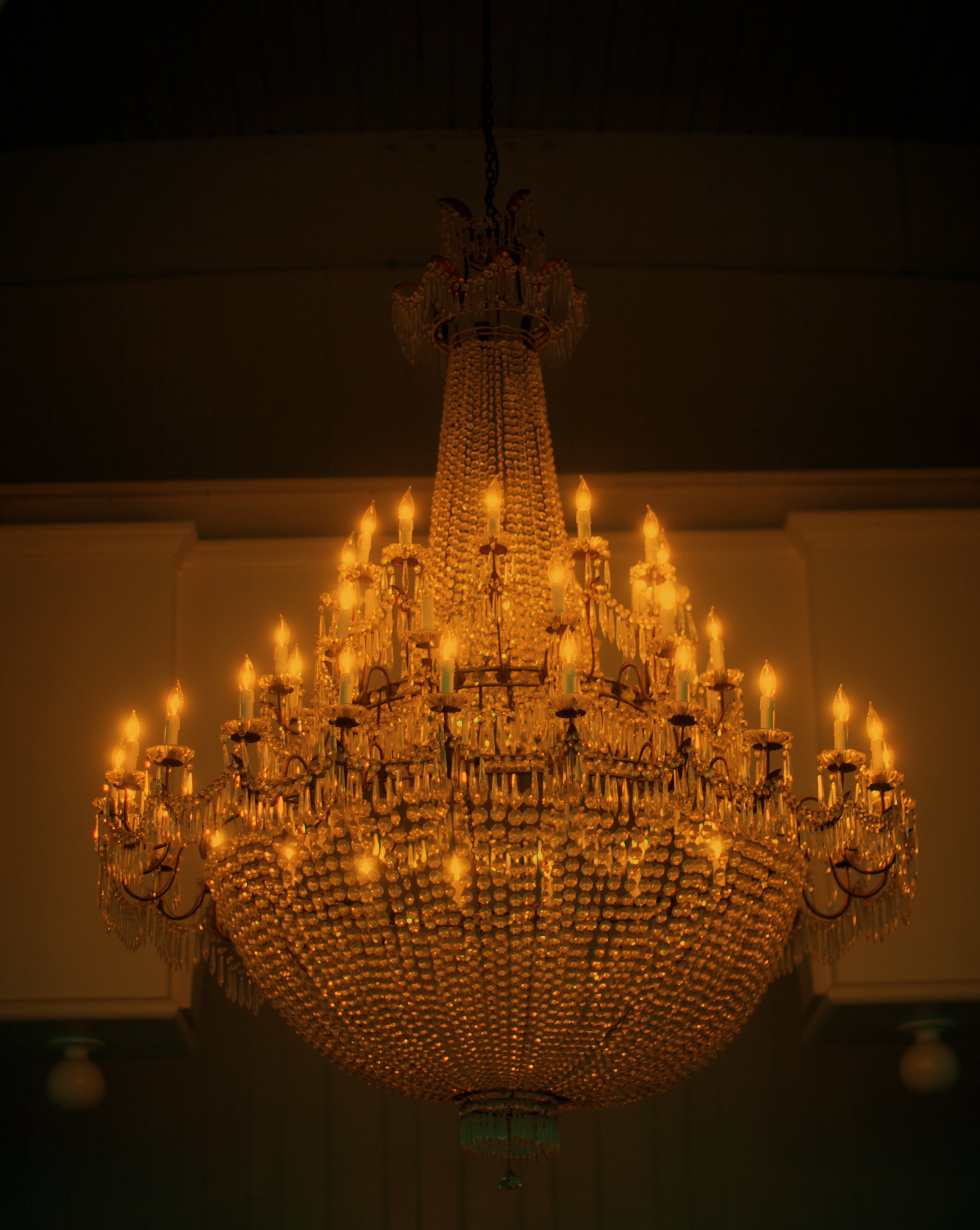 hamptons-wedding-photographer-bridgehampton-tennis-and-surf-club-chandelier.jpg