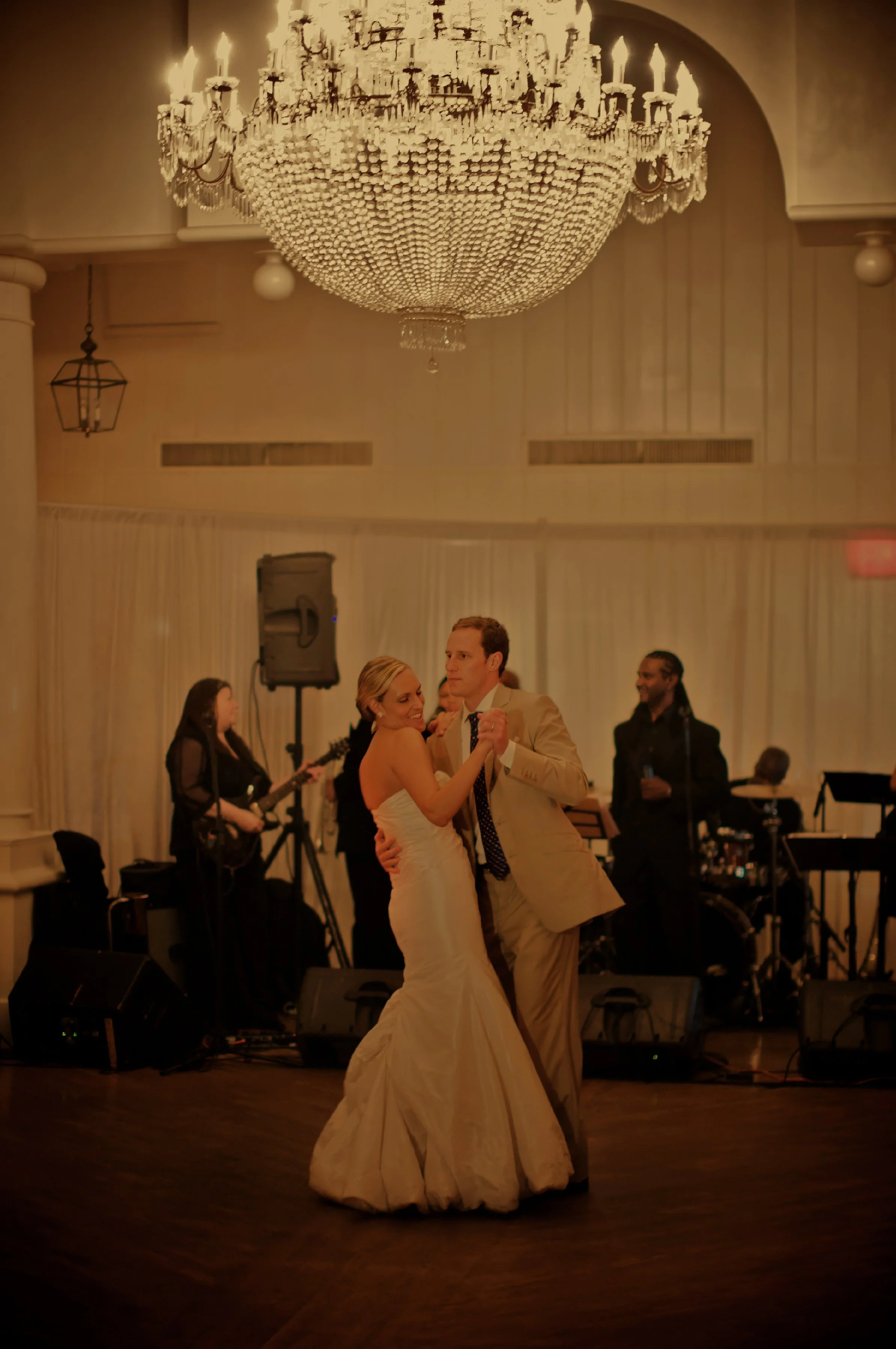 hamptons-wedding-photographer-bridgehampton-tennis-and-surf-club-full-length-first-dance.jpg