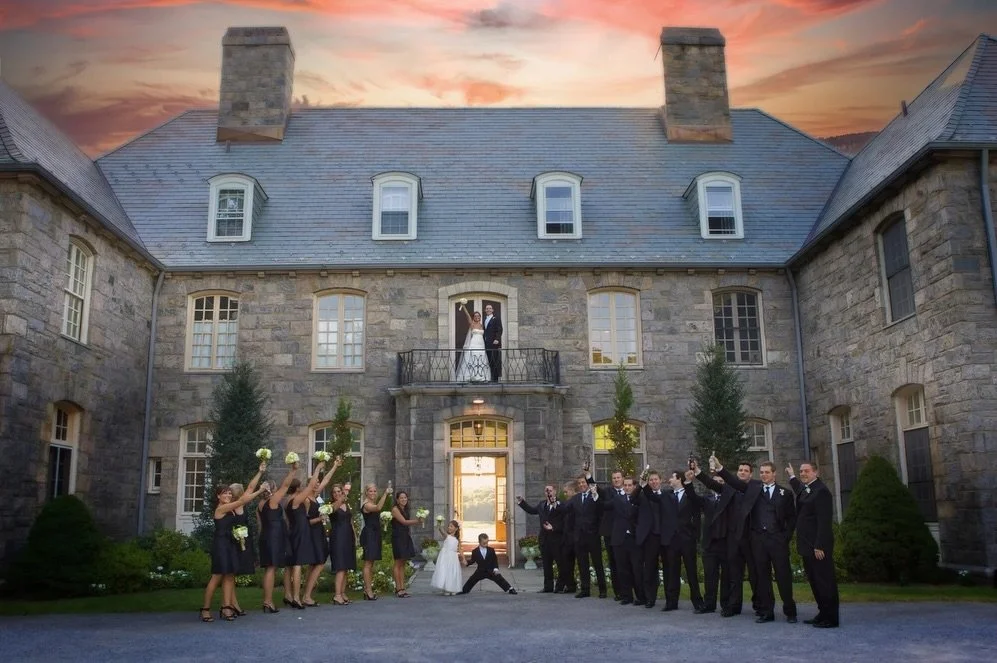 The @wainwrighthouseinc has an elevated Westchester, New York Charm hosting tented celebrations overlooking Milton Harbor where epic sunsets an night skies illuminate the romance of #wedding celebrations. #weddinginspo #westchester #westchesterweddin