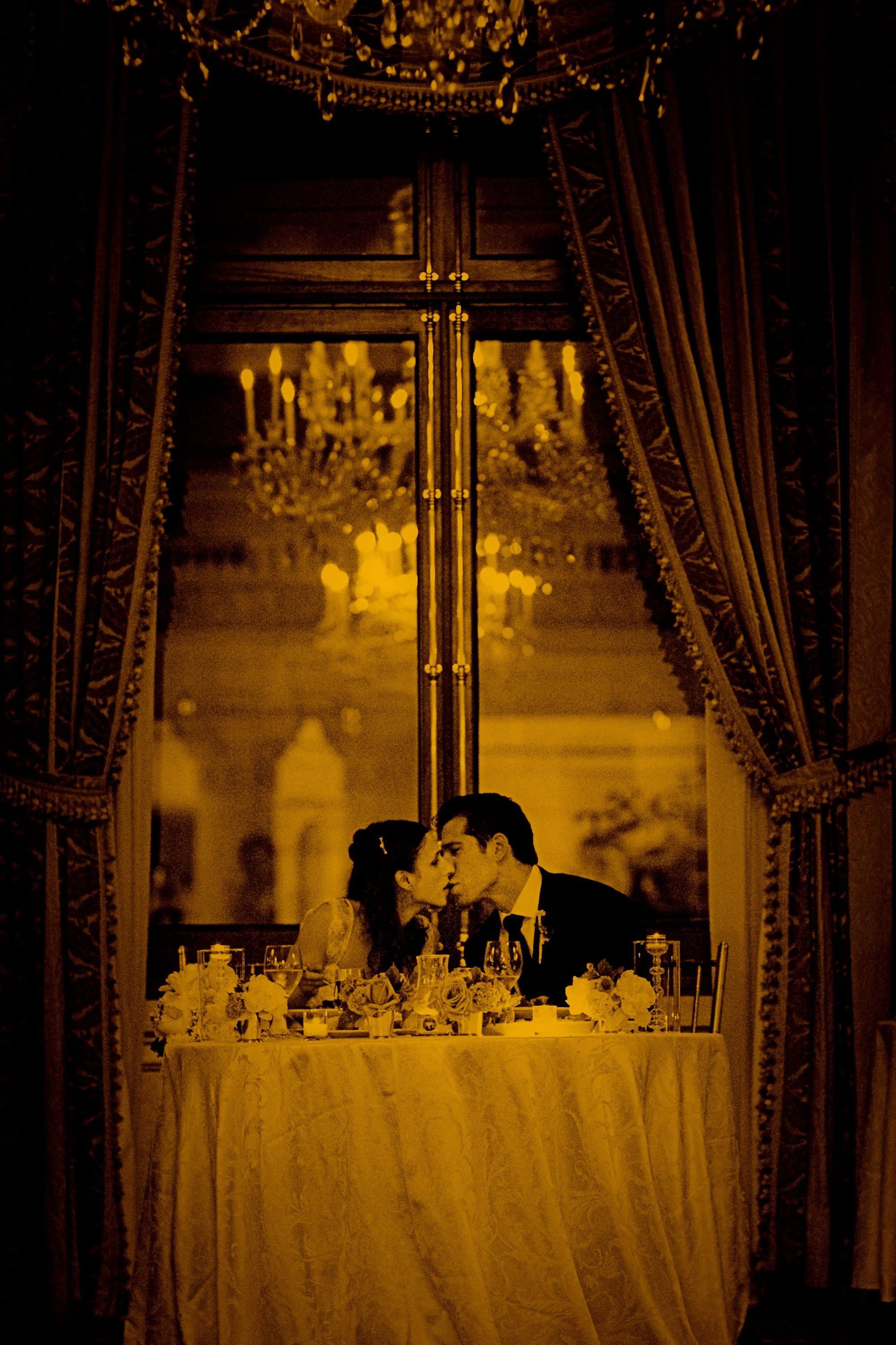 harmonie-club-wedding-bride-groom-dinner-table-kiss.jpg