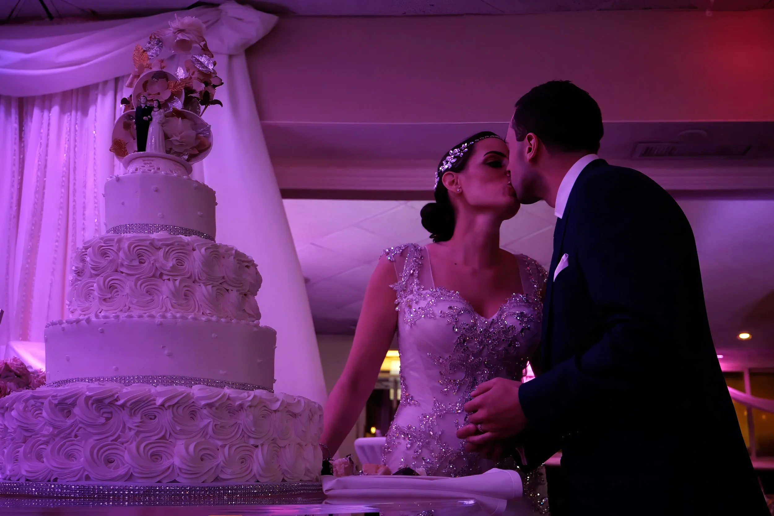 anthonys-ocean-view-wedding-reception-cake-cutting-kiss.jpg
