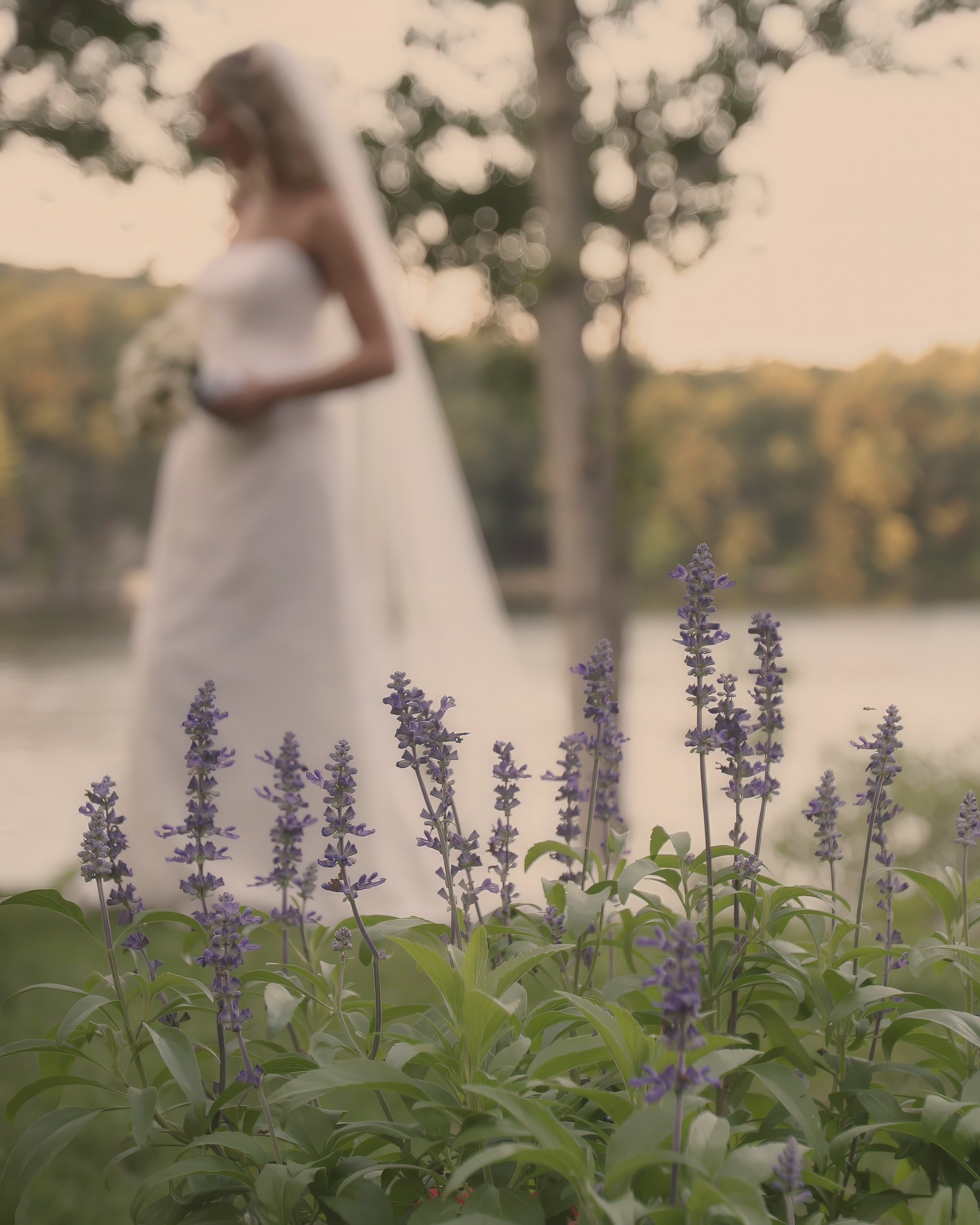 waterview-monroe-ct-wedding-bride-floral-candid.jpg