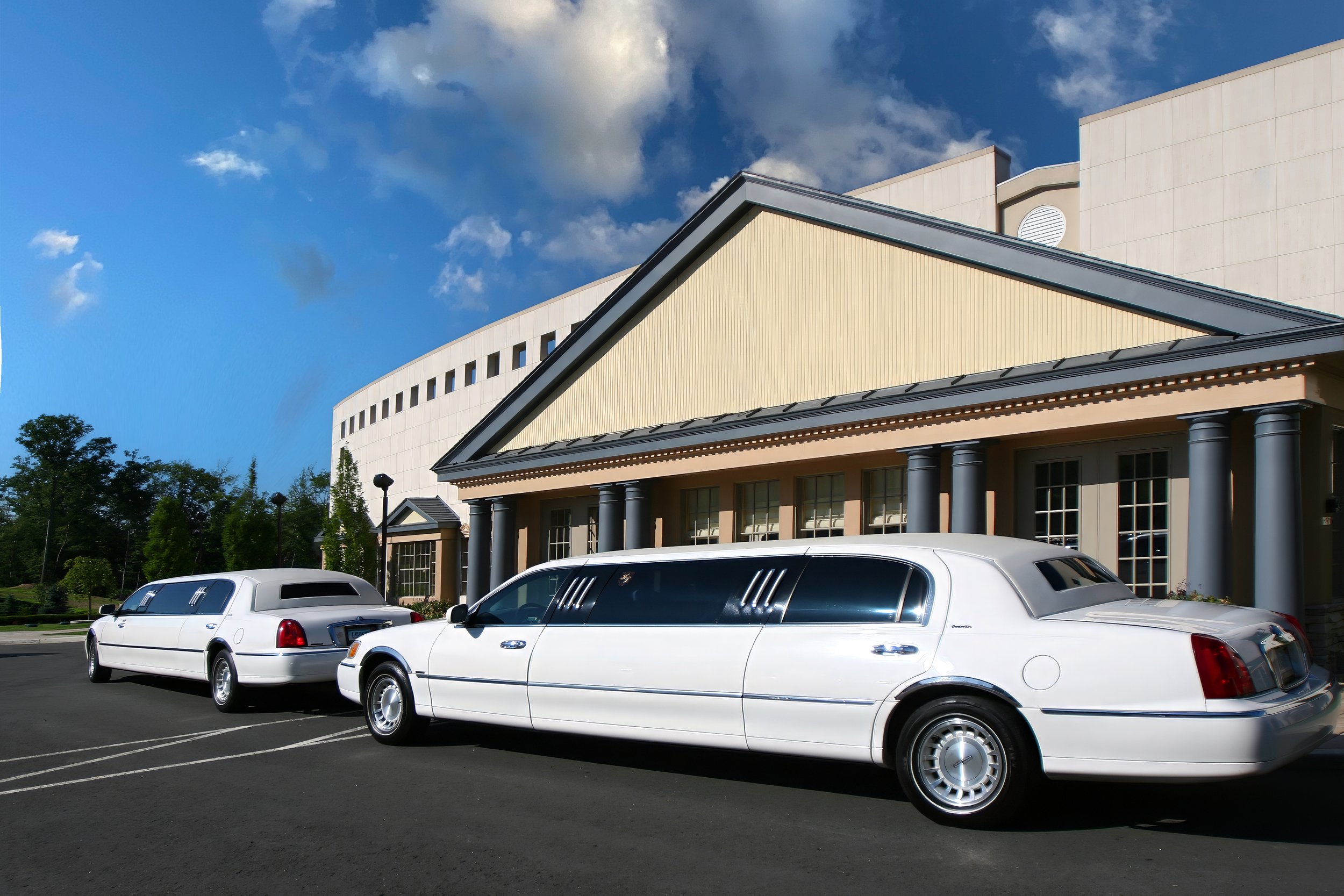 waterview-monroe-ct-entrance-wedding-limousines.jpg
