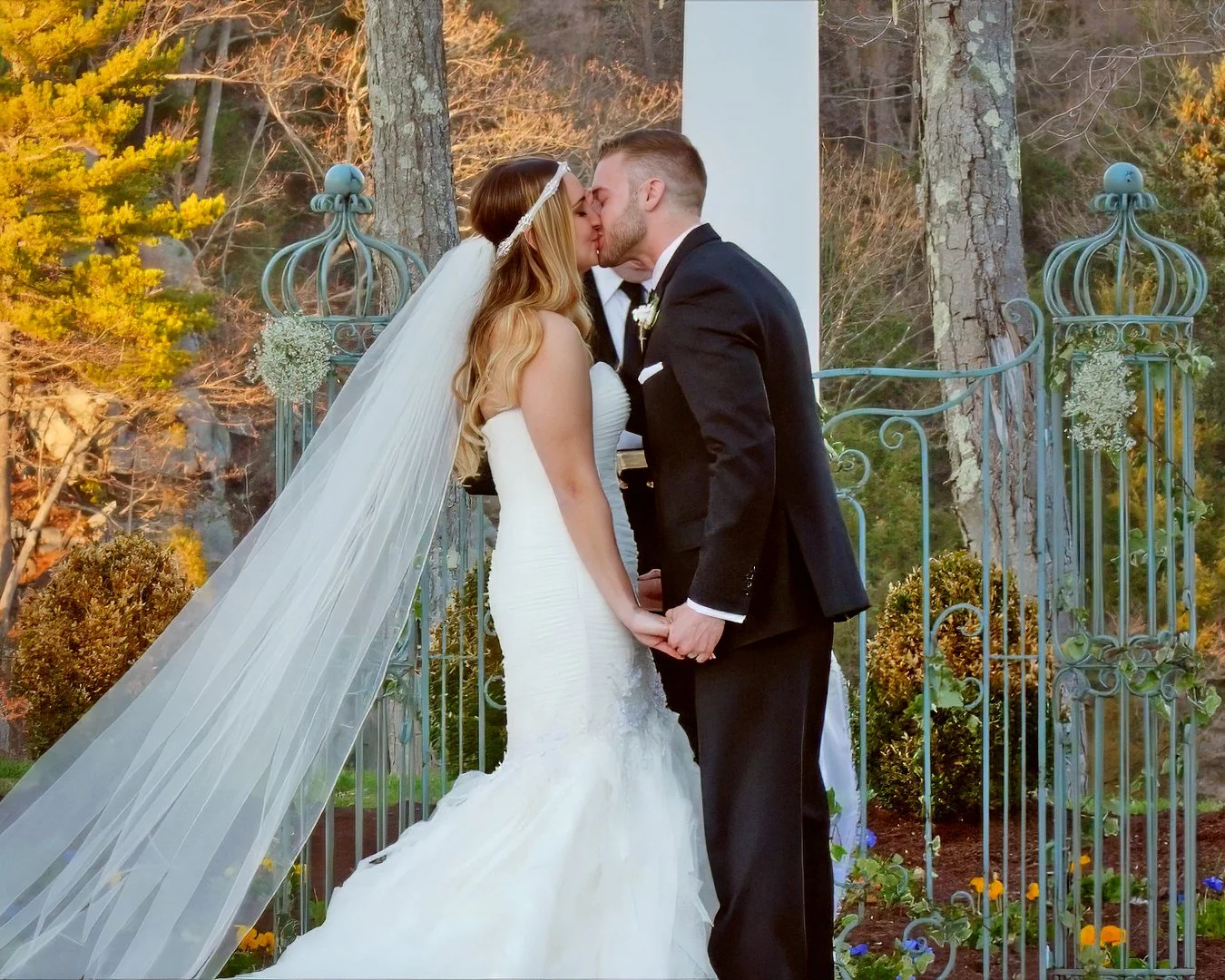 waterview-monroe-ct-ceremony-kiss.jpg