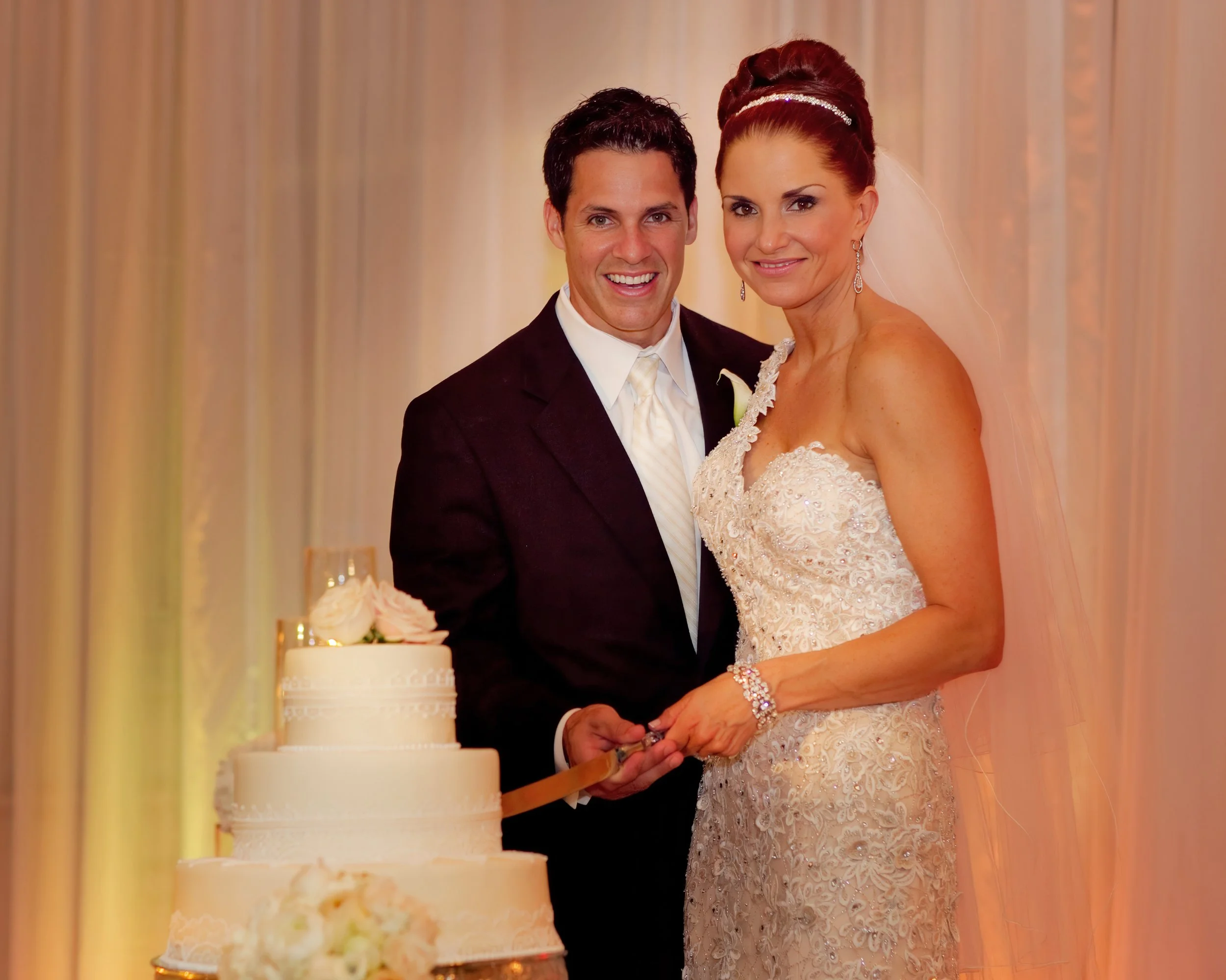 Bride and Groom cut their wedding cake at Essex House