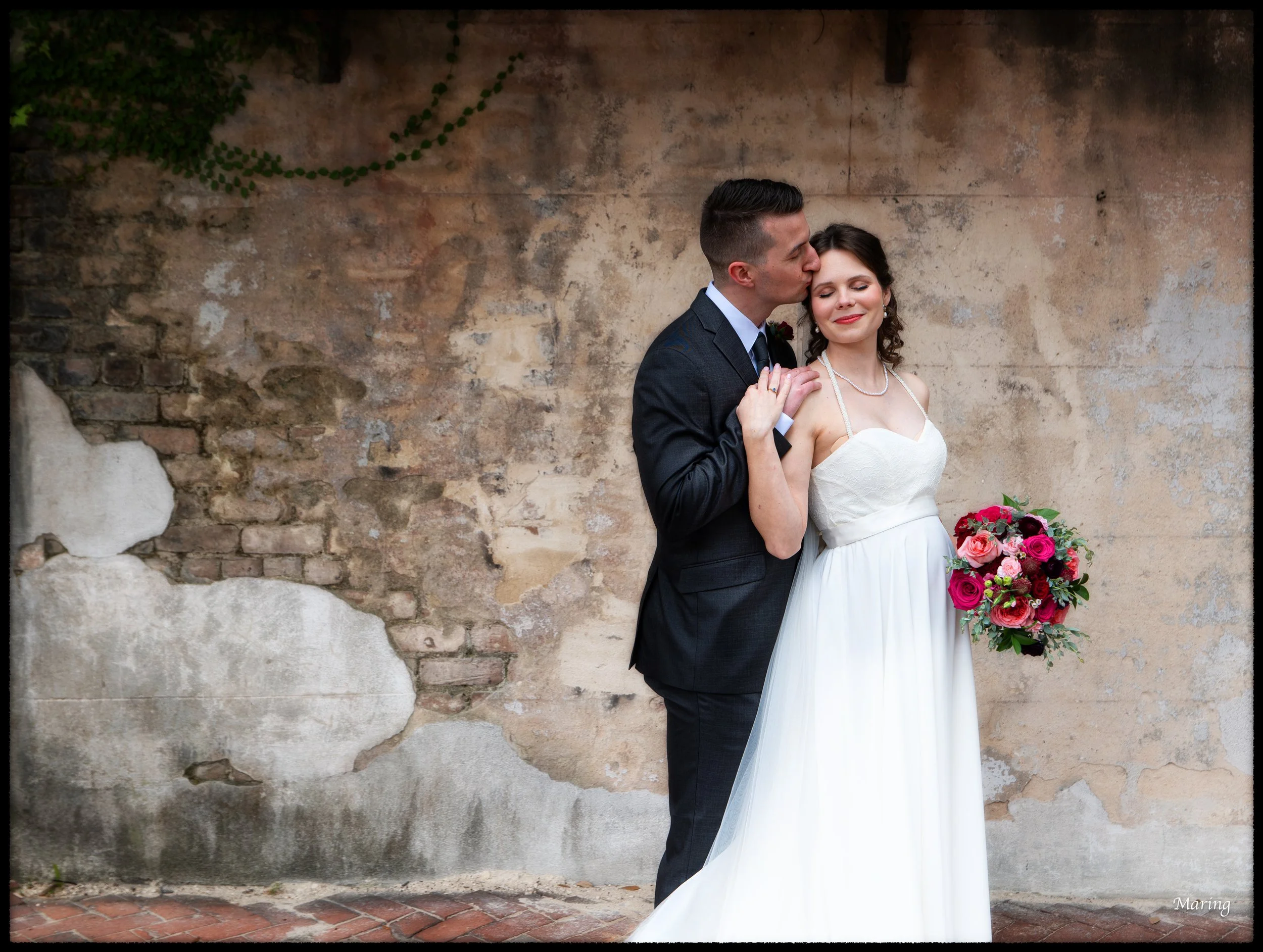 elope to Savannah bride and groom kiss historic district architecture romantic elopement